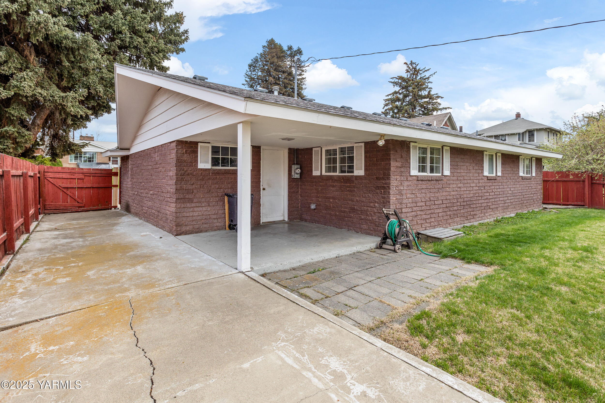 Yakima, Washington 98902, United States, 2 Bedrooms Bedrooms, ,1 BathroomBathrooms,Residential,Pending,105405