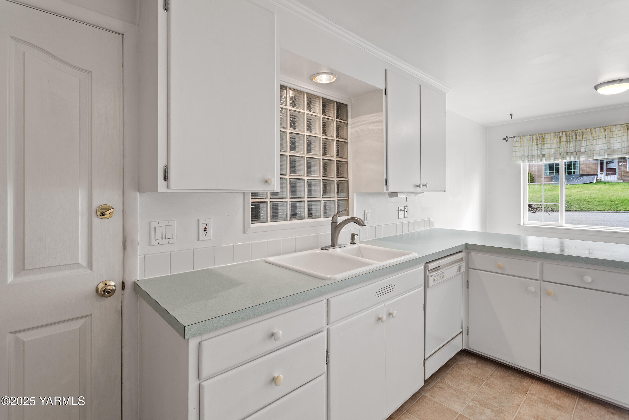 Yakima, Washington 98902, United States, 2 Bedrooms Bedrooms, ,1 BathroomBathrooms,Residential,Pending,105405