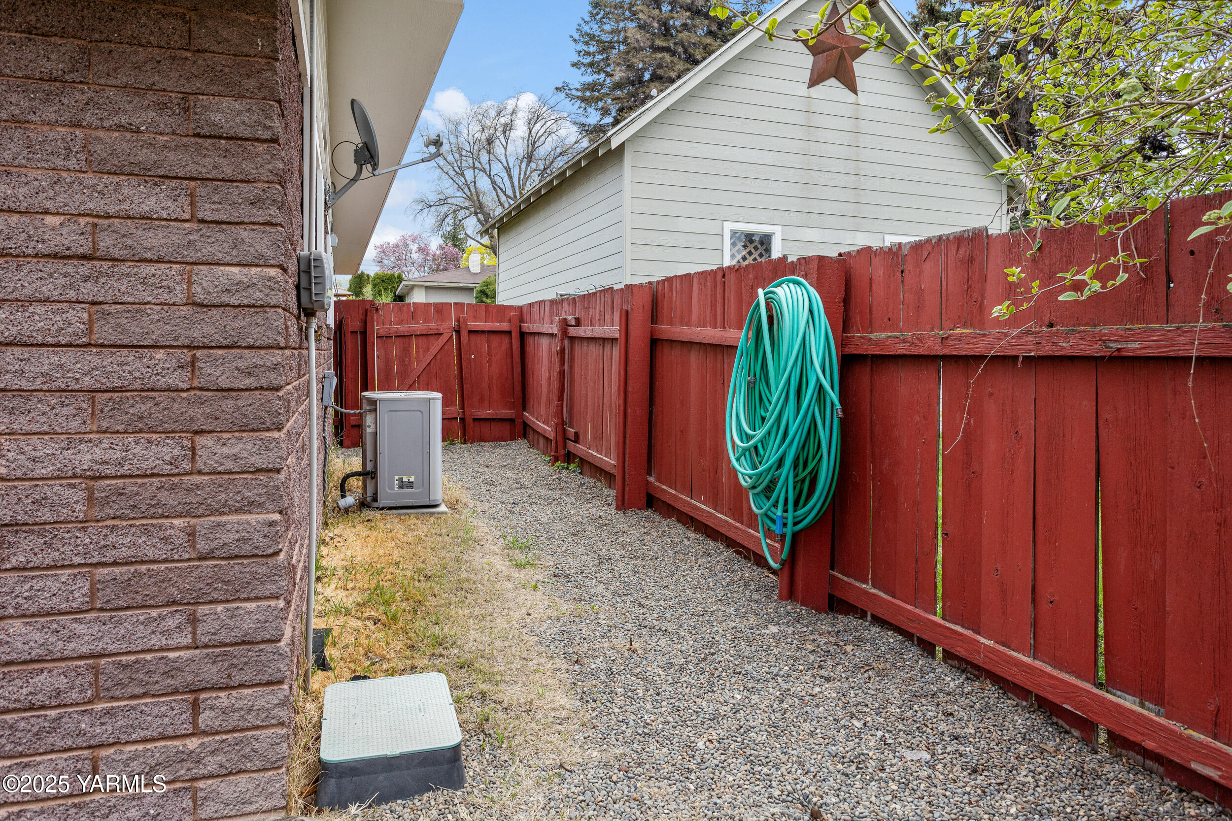 Yakima, Washington 98902, United States, 2 Bedrooms Bedrooms, ,1 BathroomBathrooms,Residential,Pending,105405