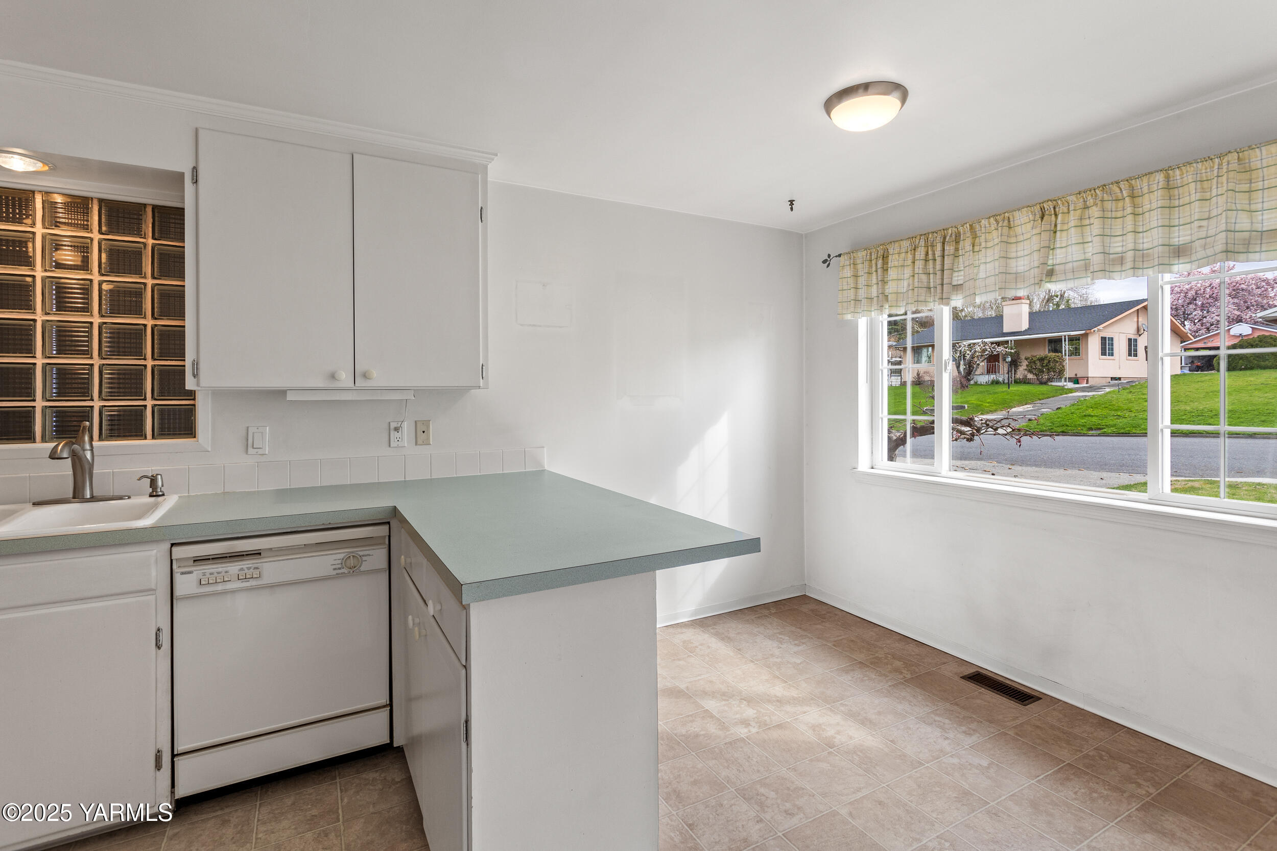 Yakima, Washington 98902, United States, 2 Bedrooms Bedrooms, ,1 BathroomBathrooms,Residential,Pending,105405