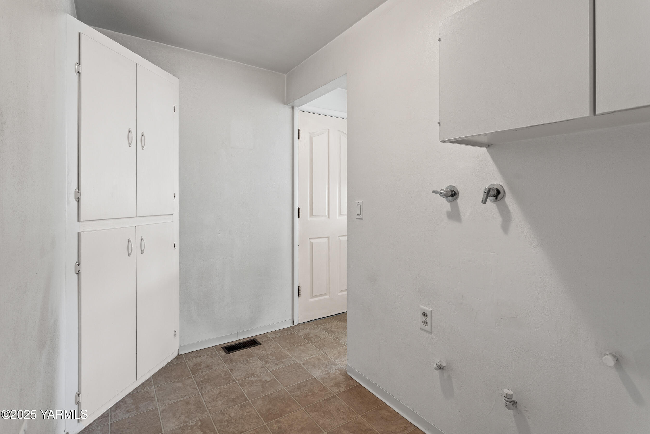 Yakima, Washington 98902, United States, 2 Bedrooms Bedrooms, ,1 BathroomBathrooms,Residential,Pending,105405