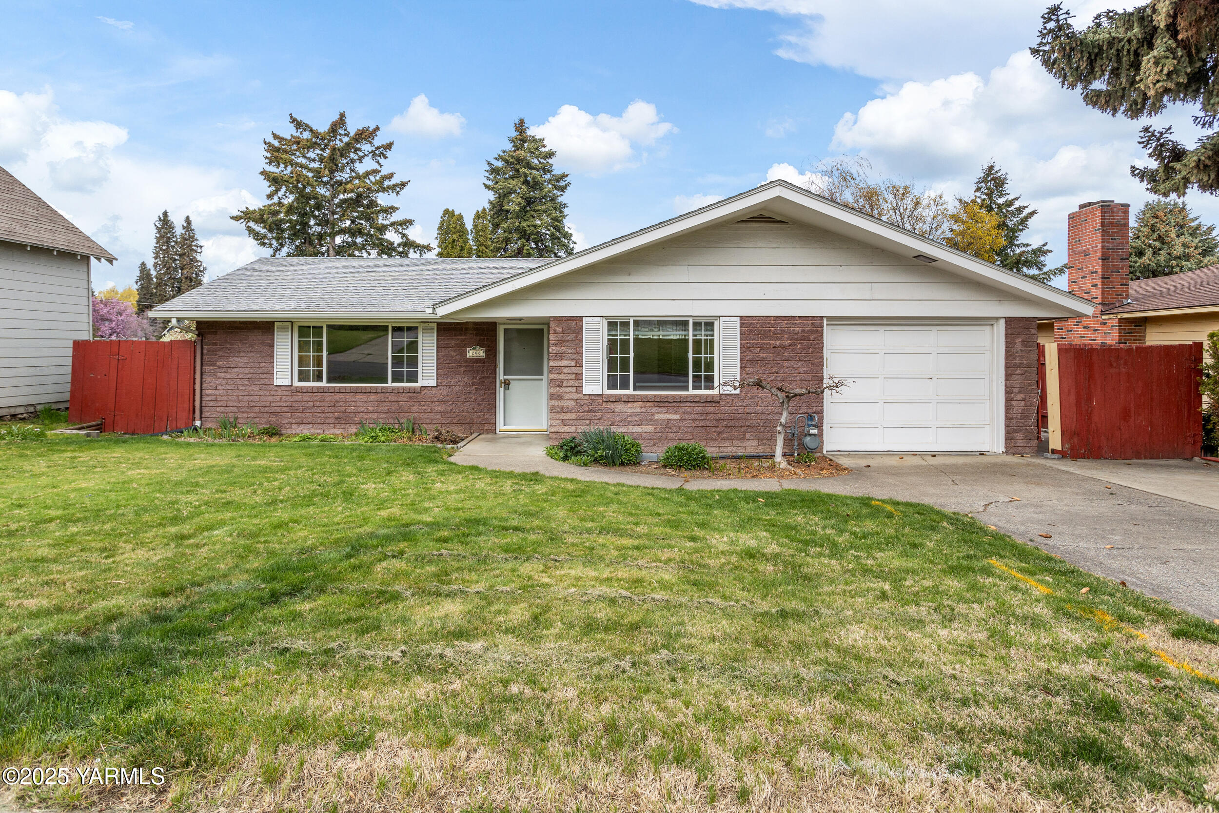 Yakima, Washington 98902, United States, 2 Bedrooms Bedrooms, ,1 BathroomBathrooms,Residential,Pending,105405