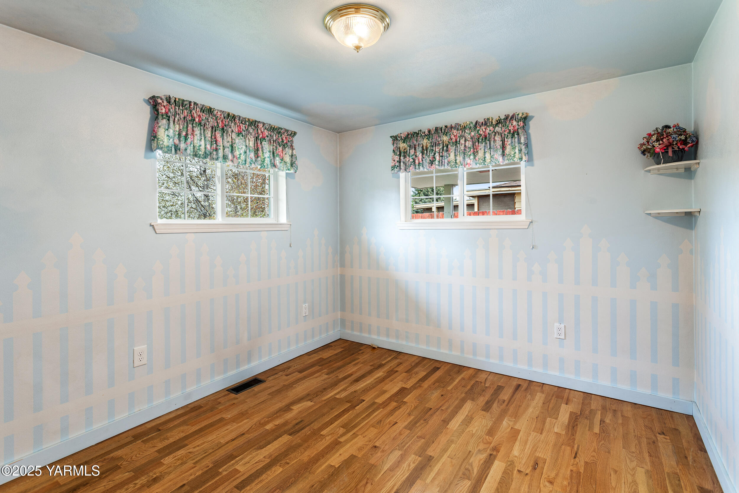 Yakima, Washington 98902, United States, 2 Bedrooms Bedrooms, ,1 BathroomBathrooms,Residential,Pending,105405