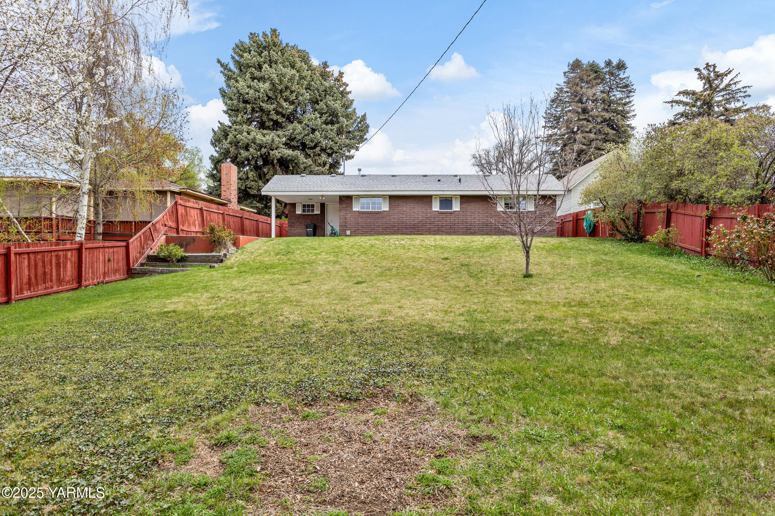 Yakima, Washington 98902, United States, 2 Bedrooms Bedrooms, ,1 BathroomBathrooms,Residential,Pending,105405