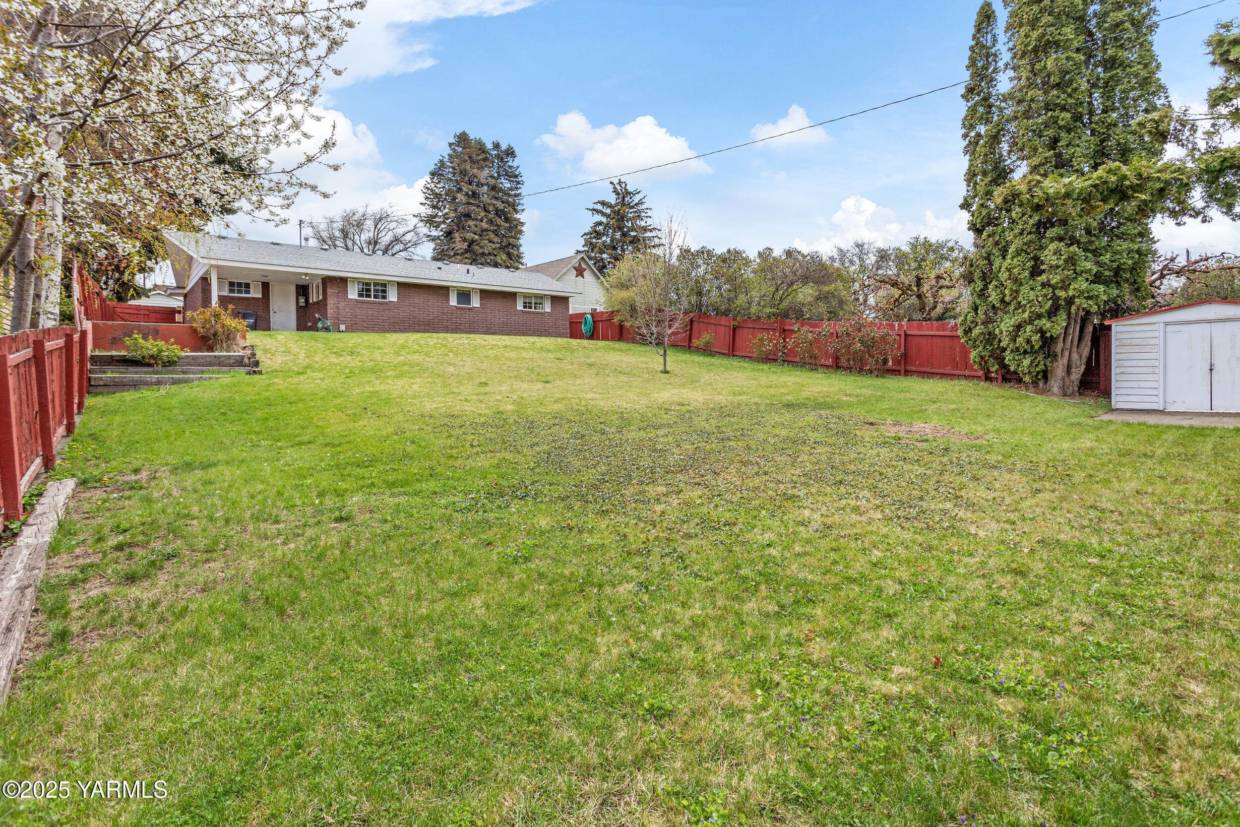 Yakima, Washington 98902, United States, 2 Bedrooms Bedrooms, ,1 BathroomBathrooms,Residential,Pending,105405