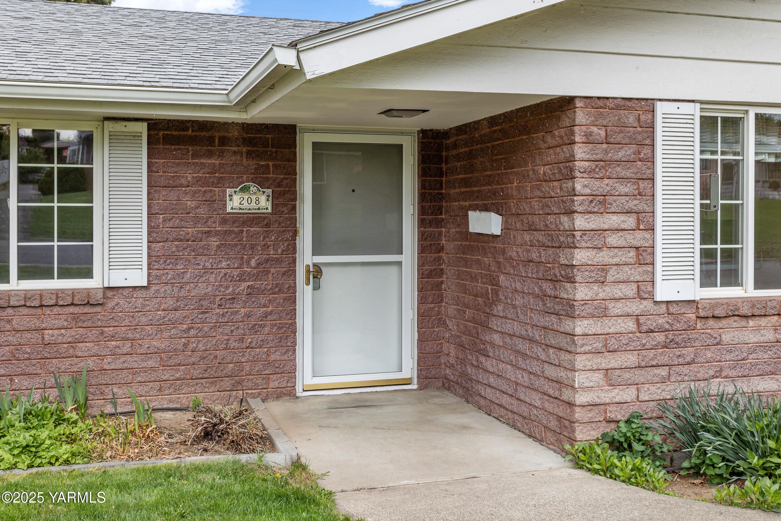 Yakima, Washington 98902, United States, 2 Bedrooms Bedrooms, ,1 BathroomBathrooms,Residential,Pending,105405