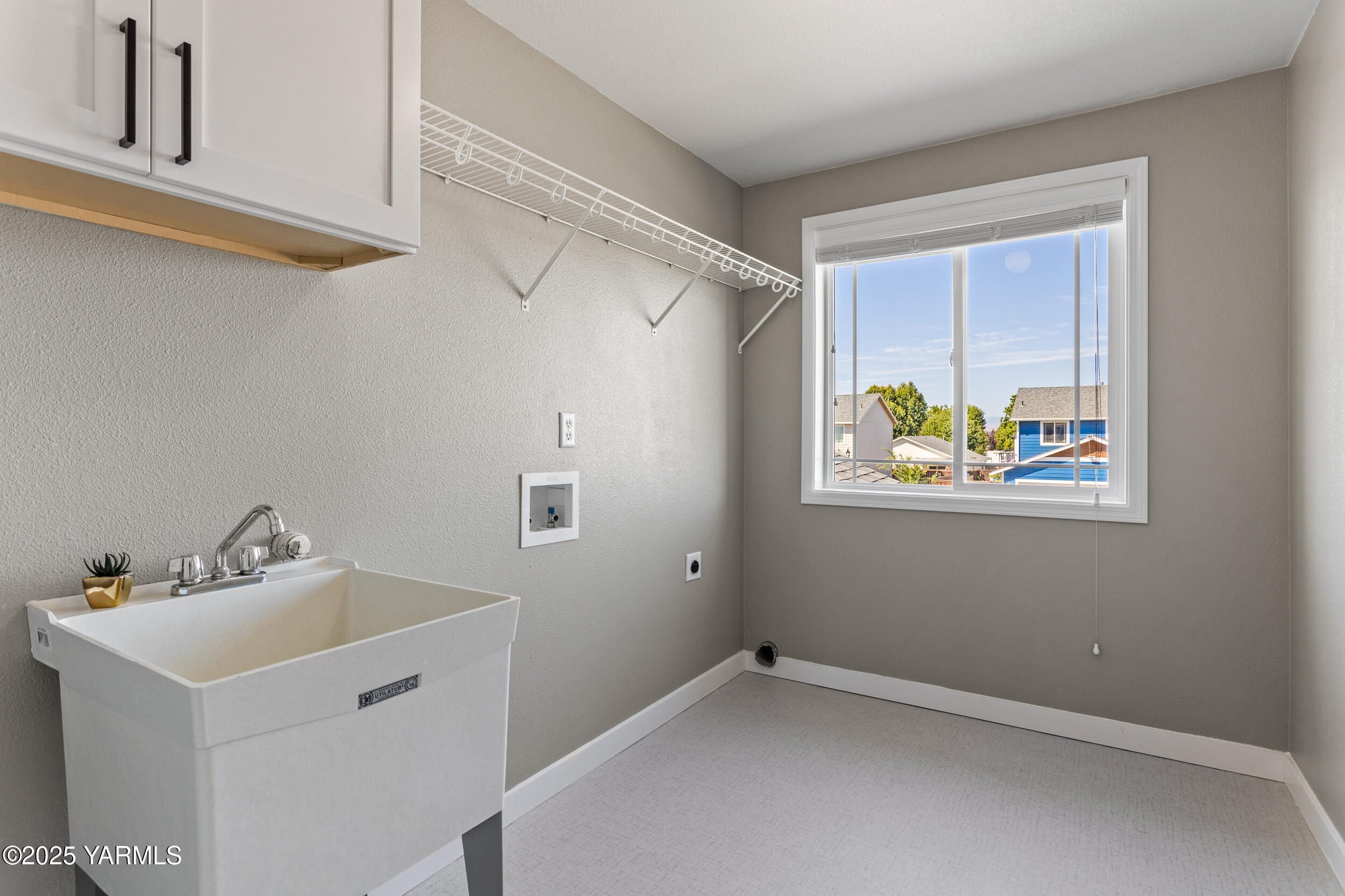 Moxee, Washington 98936, United States, 4 Bedrooms Bedrooms, ,3 BathroomsBathrooms,Residential,Active,196106