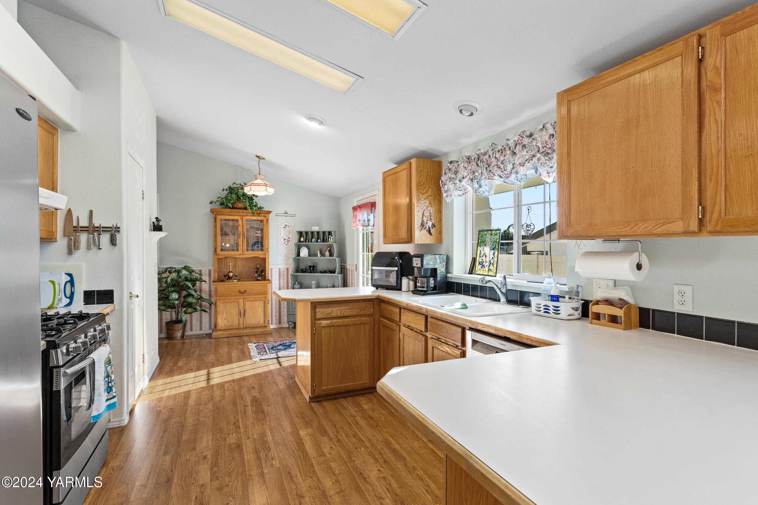 Yakima, Washington 98901, United States, 3 Bedrooms Bedrooms, ,2 BathroomsBathrooms,Residential,Active,31993