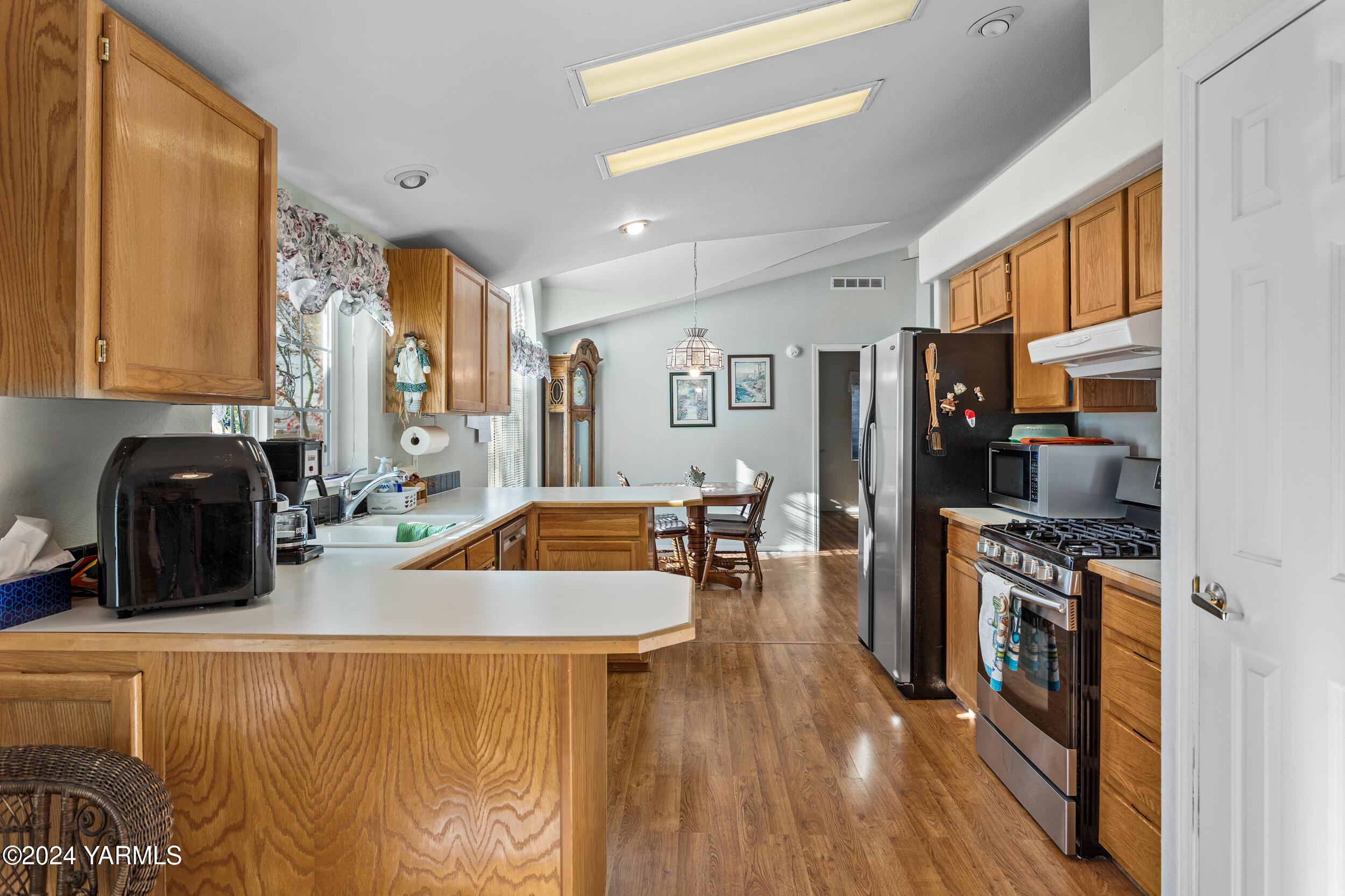 Yakima, Washington 98901, United States, 3 Bedrooms Bedrooms, ,2 BathroomsBathrooms,Residential,Active,31993