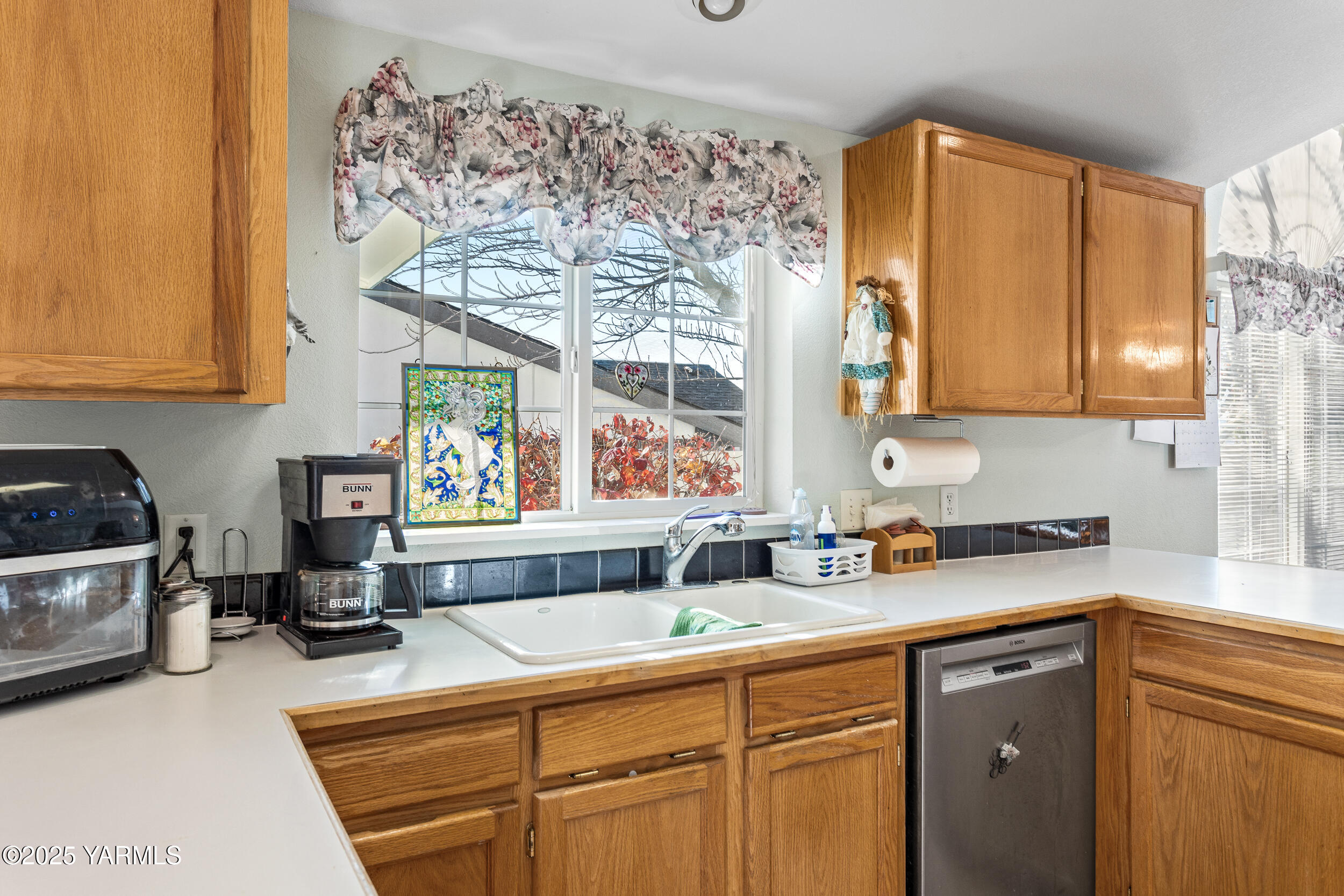 Yakima, Washington 98901, United States, 3 Bedrooms Bedrooms, ,2 BathroomsBathrooms,Residential,Active,212318