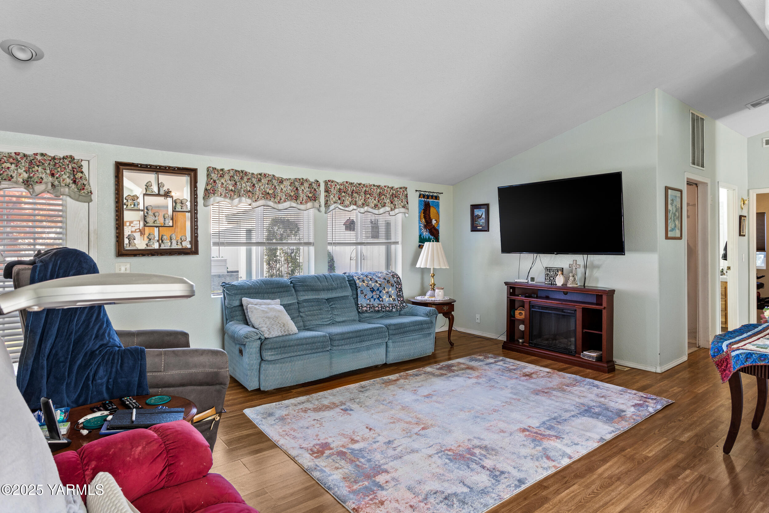 Yakima, Washington 98901, United States, 3 Bedrooms Bedrooms, ,2 BathroomsBathrooms,Residential,Active,212318