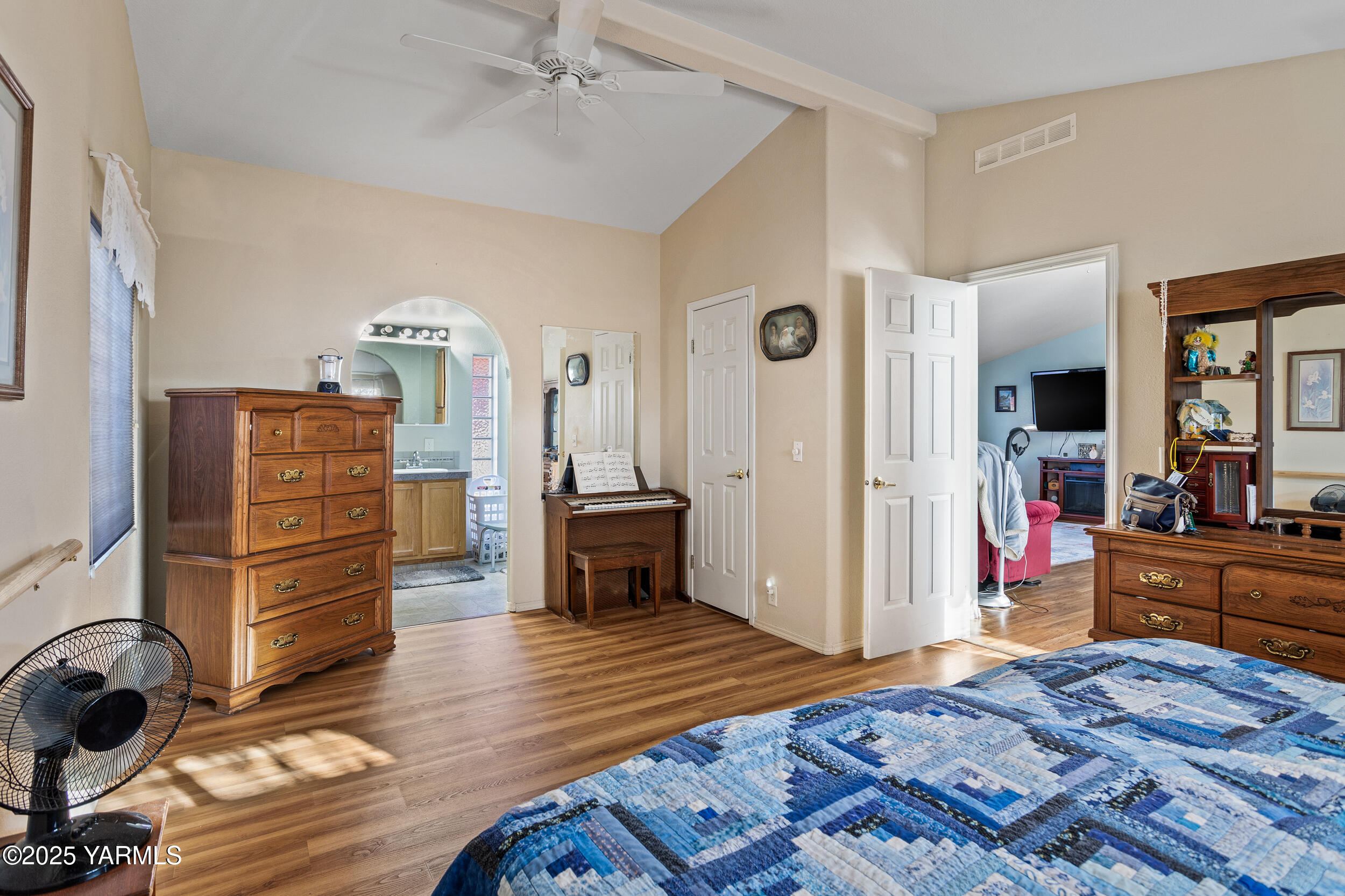 Yakima, Washington 98901, United States, 3 Bedrooms Bedrooms, ,2 BathroomsBathrooms,Residential,Active,212318