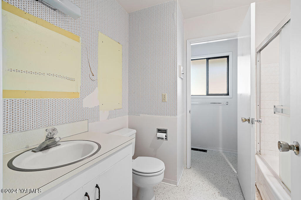 Selah, Washington 98942, United States, 5 Bedrooms Bedrooms, ,2 BathroomsBathrooms,Residential,Pending,33625