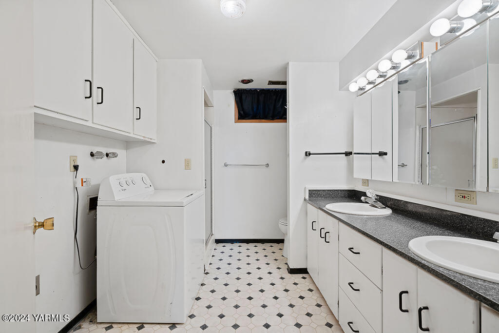 Selah, Washington 98942, United States, 5 Bedrooms Bedrooms, ,2 BathroomsBathrooms,Residential,Pending,33625