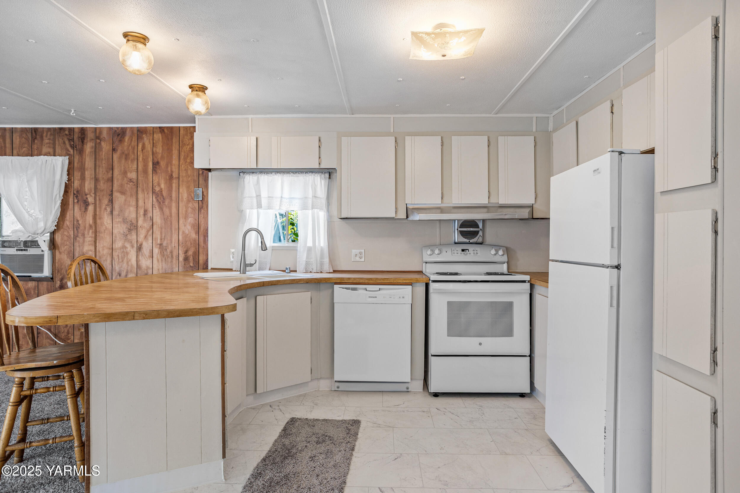 Yakima, Washington 98902, United States, 3 Bedrooms Bedrooms, ,2 BathroomsBathrooms,Residential,Pending,211793