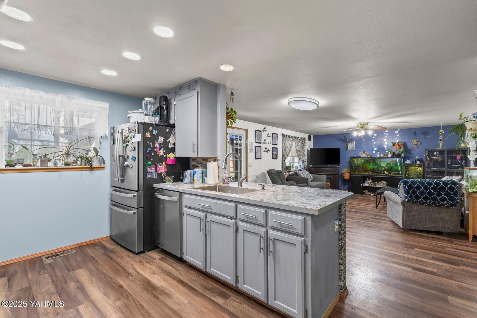 Yakima, Washington 98908, United States, 4 Bedrooms Bedrooms, ,3 BathroomsBathrooms,Residential,Active,124636