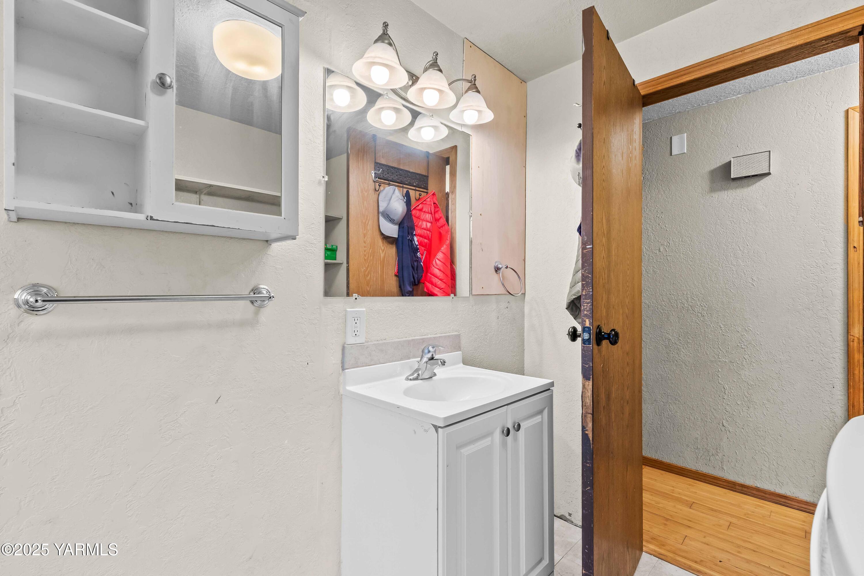 Tieton, Washington 98947, United States, 4 Bedrooms Bedrooms, ,3 BathroomsBathrooms,Residential,Active,245779