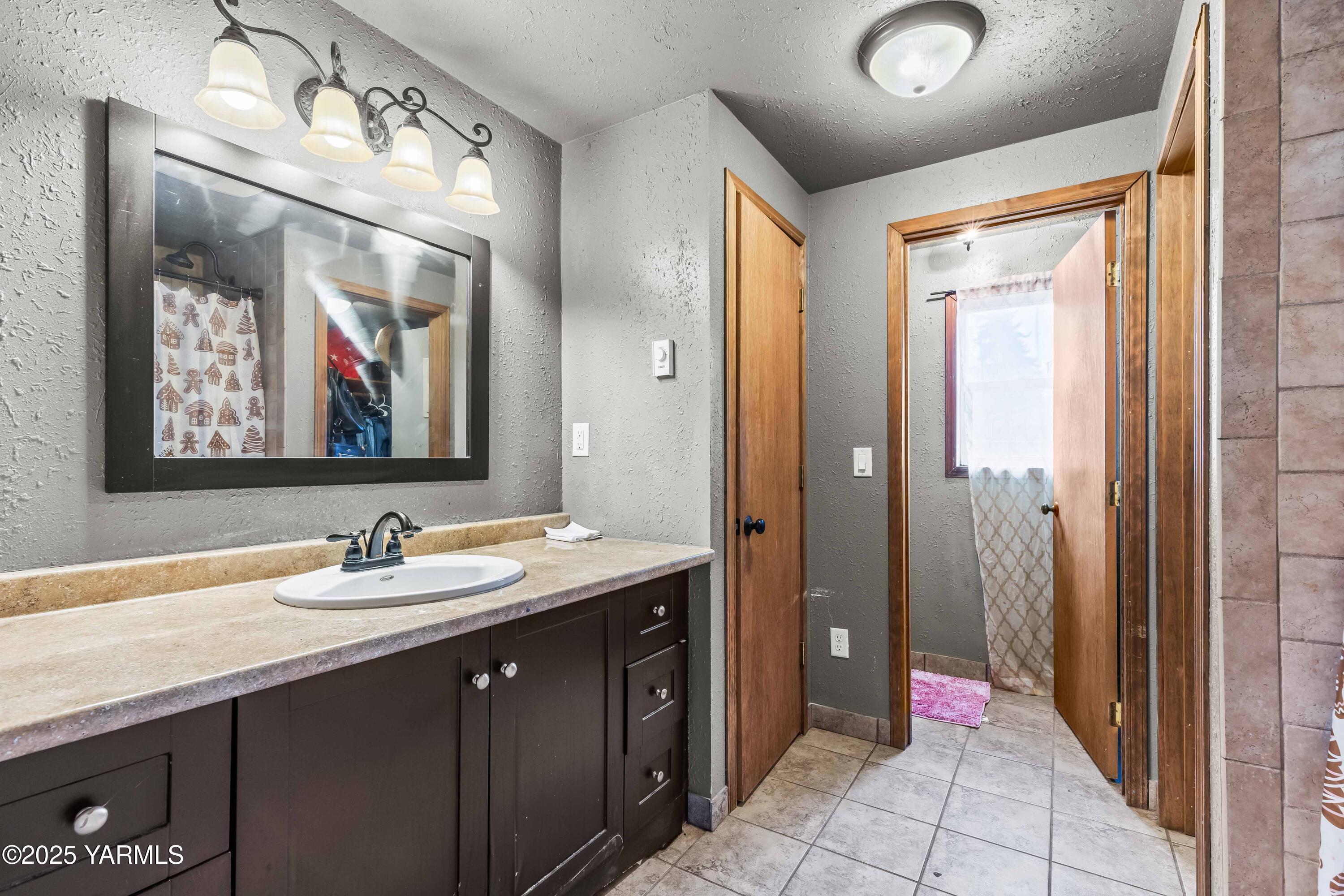 Tieton, Washington 98947, United States, 4 Bedrooms Bedrooms, ,3 BathroomsBathrooms,Residential,Active,245779