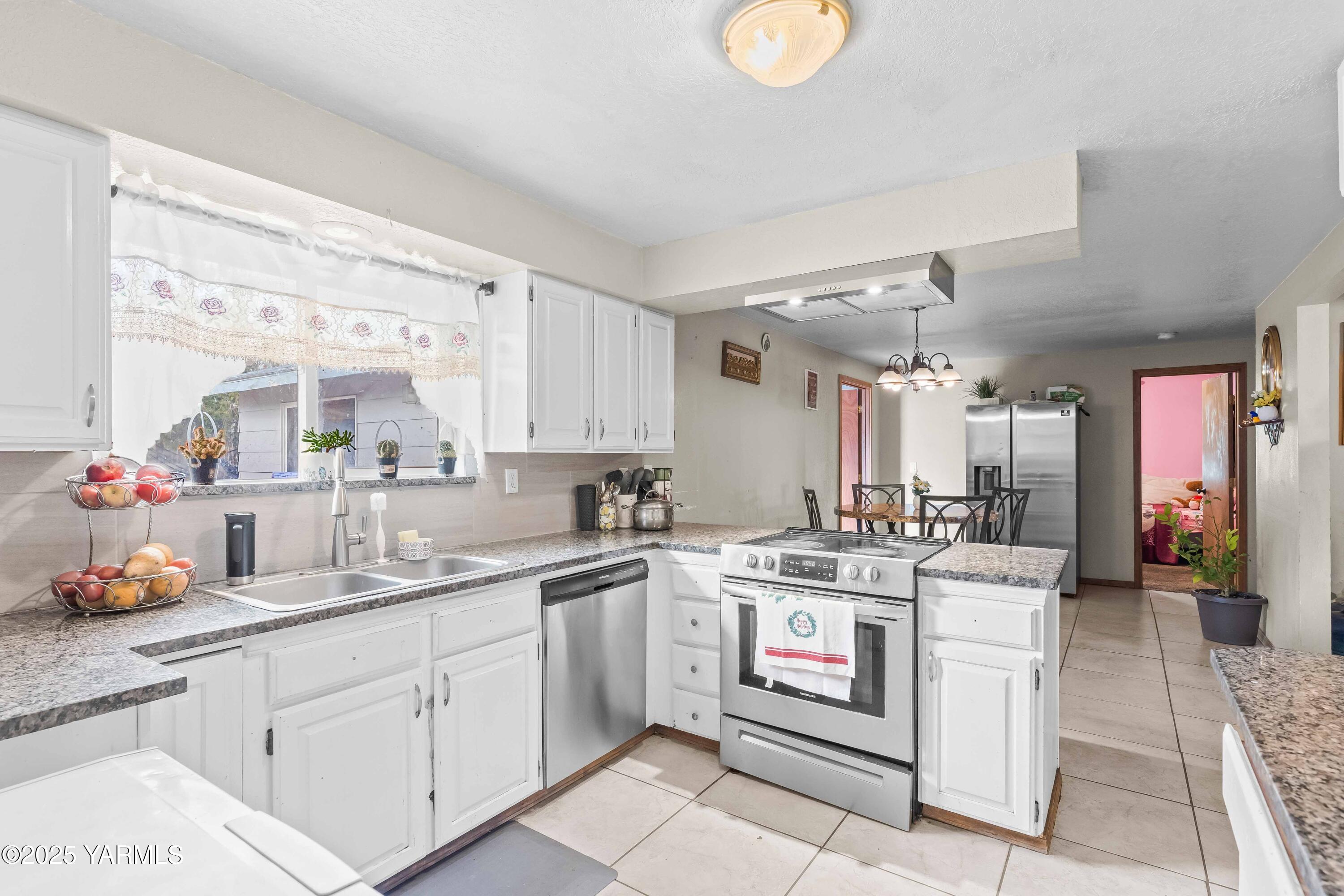 Tieton, Washington 98947, United States, 4 Bedrooms Bedrooms, ,3 BathroomsBathrooms,Residential,Active,245779