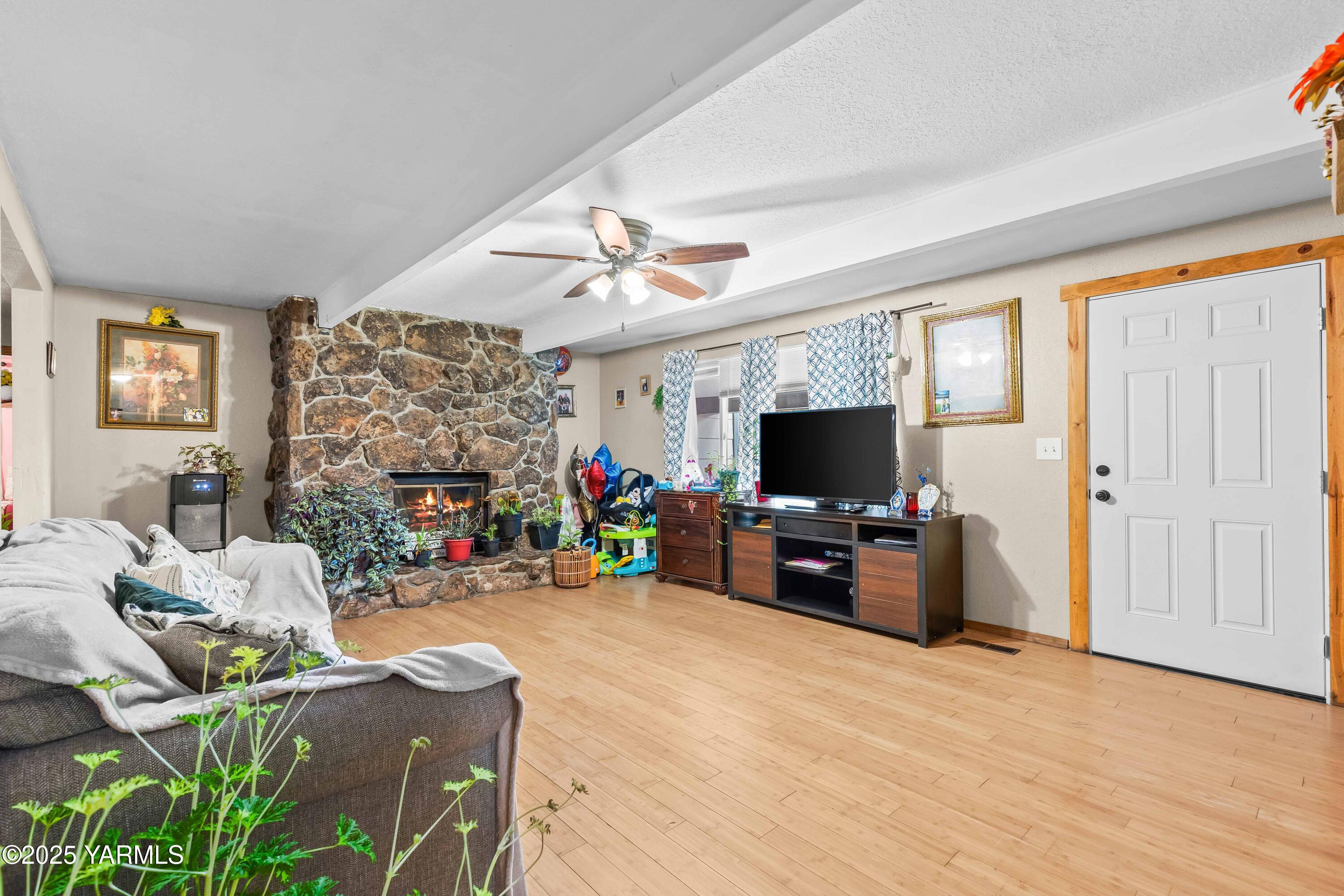 Tieton, Washington 98947, United States, 4 Bedrooms Bedrooms, ,3 BathroomsBathrooms,Residential,Active,245779