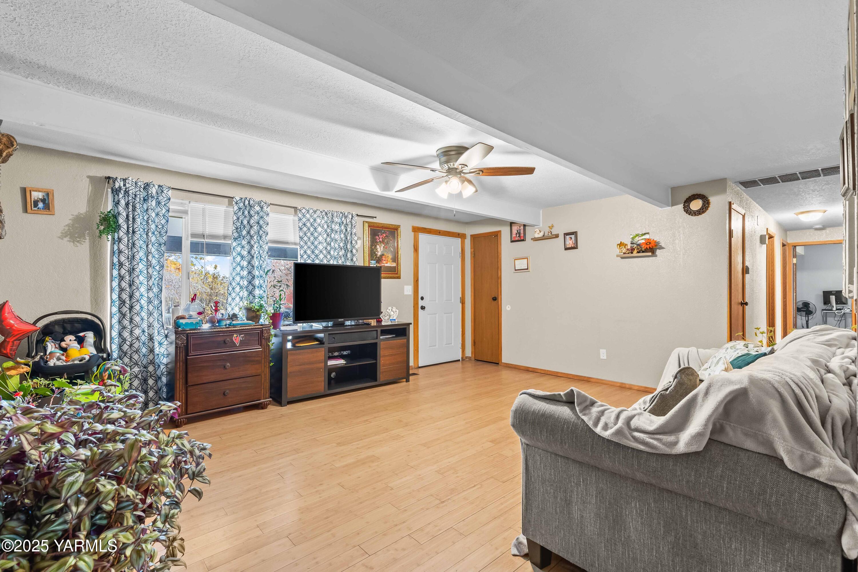 Tieton, Washington 98947, United States, 4 Bedrooms Bedrooms, ,3 BathroomsBathrooms,Residential,Active,245779