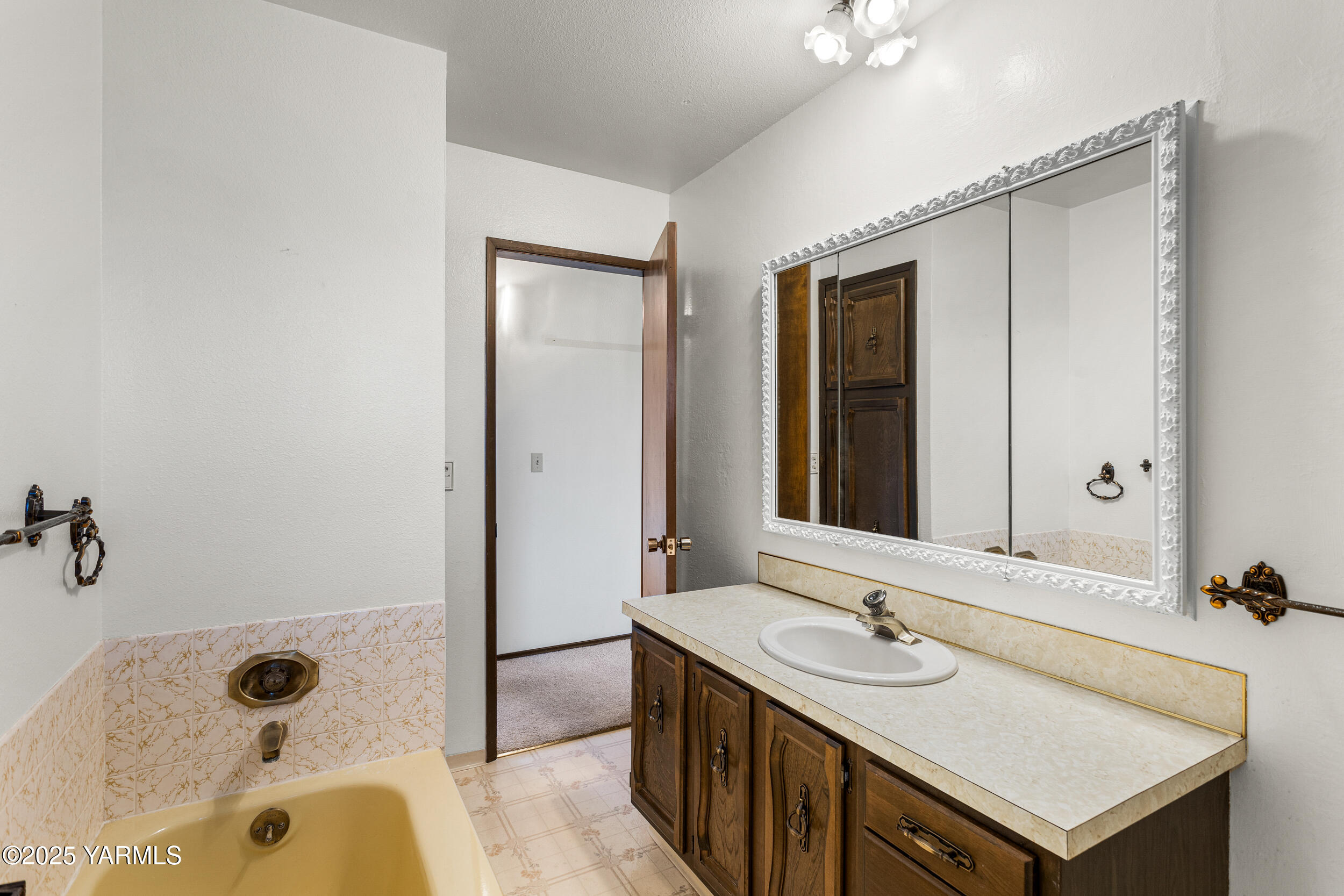 Zillah, Washington 98953, United States, 3 Bedrooms Bedrooms, ,1 BathroomBathrooms,Residential,Pending,110294