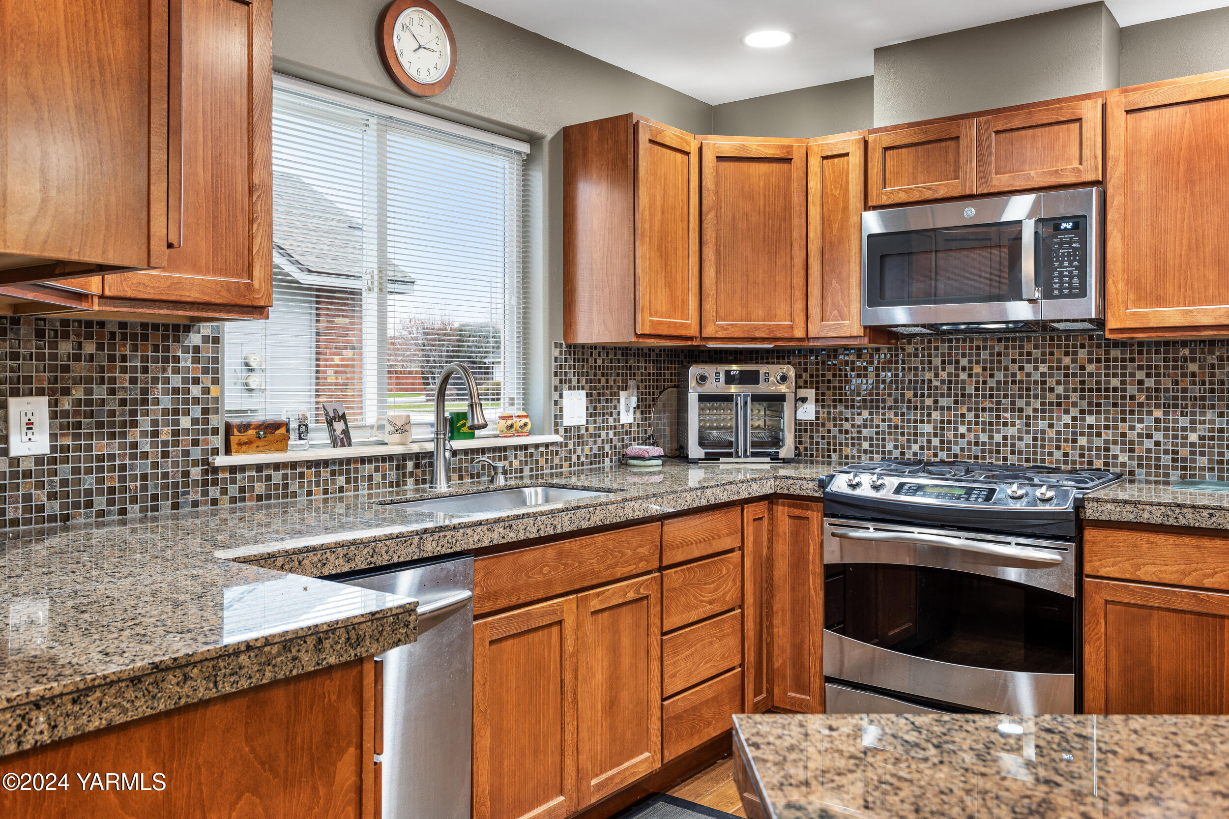 Yakima, Washington 98908, United States, 2 Bedrooms Bedrooms, ,2 BathroomsBathrooms,Residential,Pending,27407