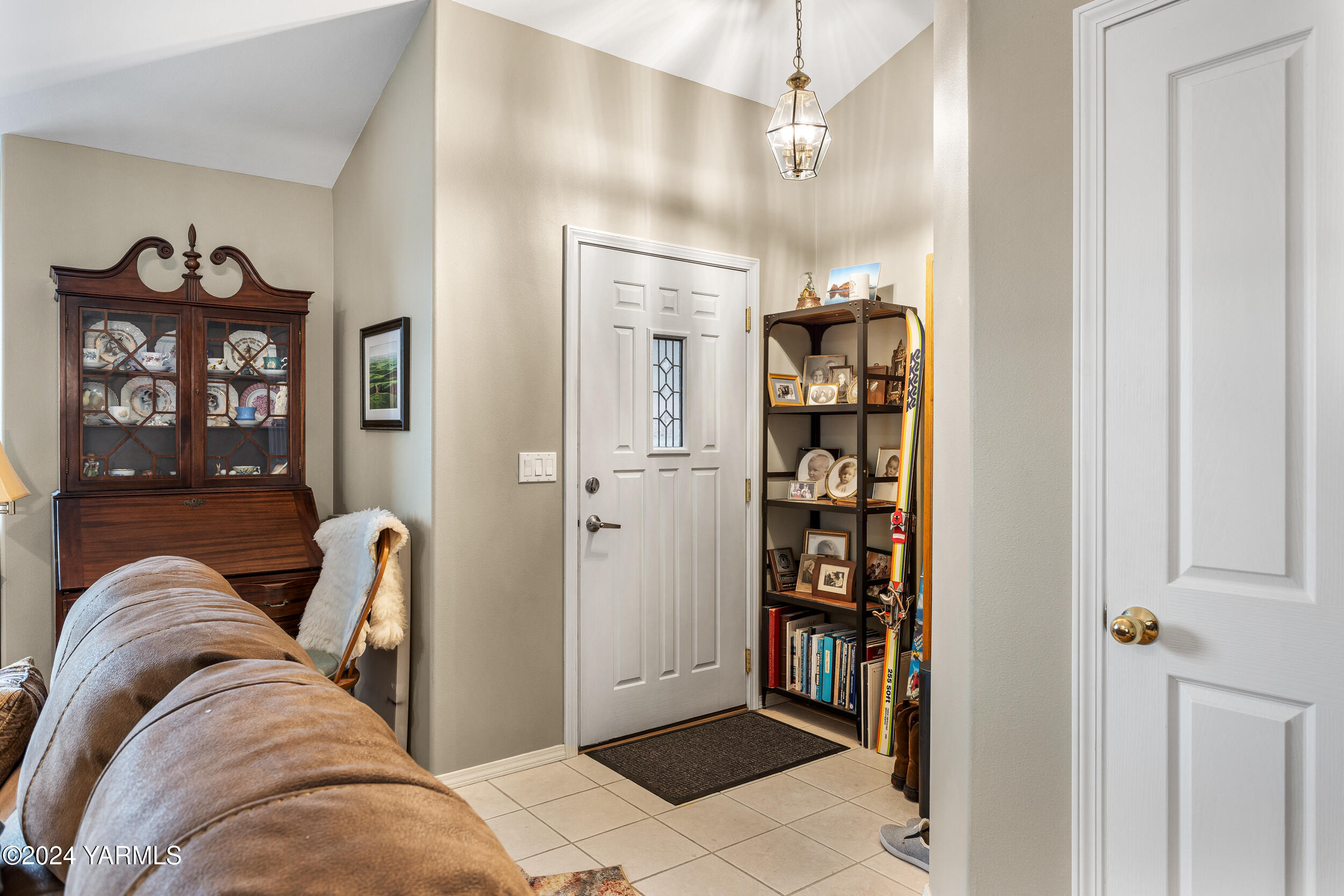 Yakima, Washington 98908, United States, 2 Bedrooms Bedrooms, ,2 BathroomsBathrooms,Residential,Pending,27407