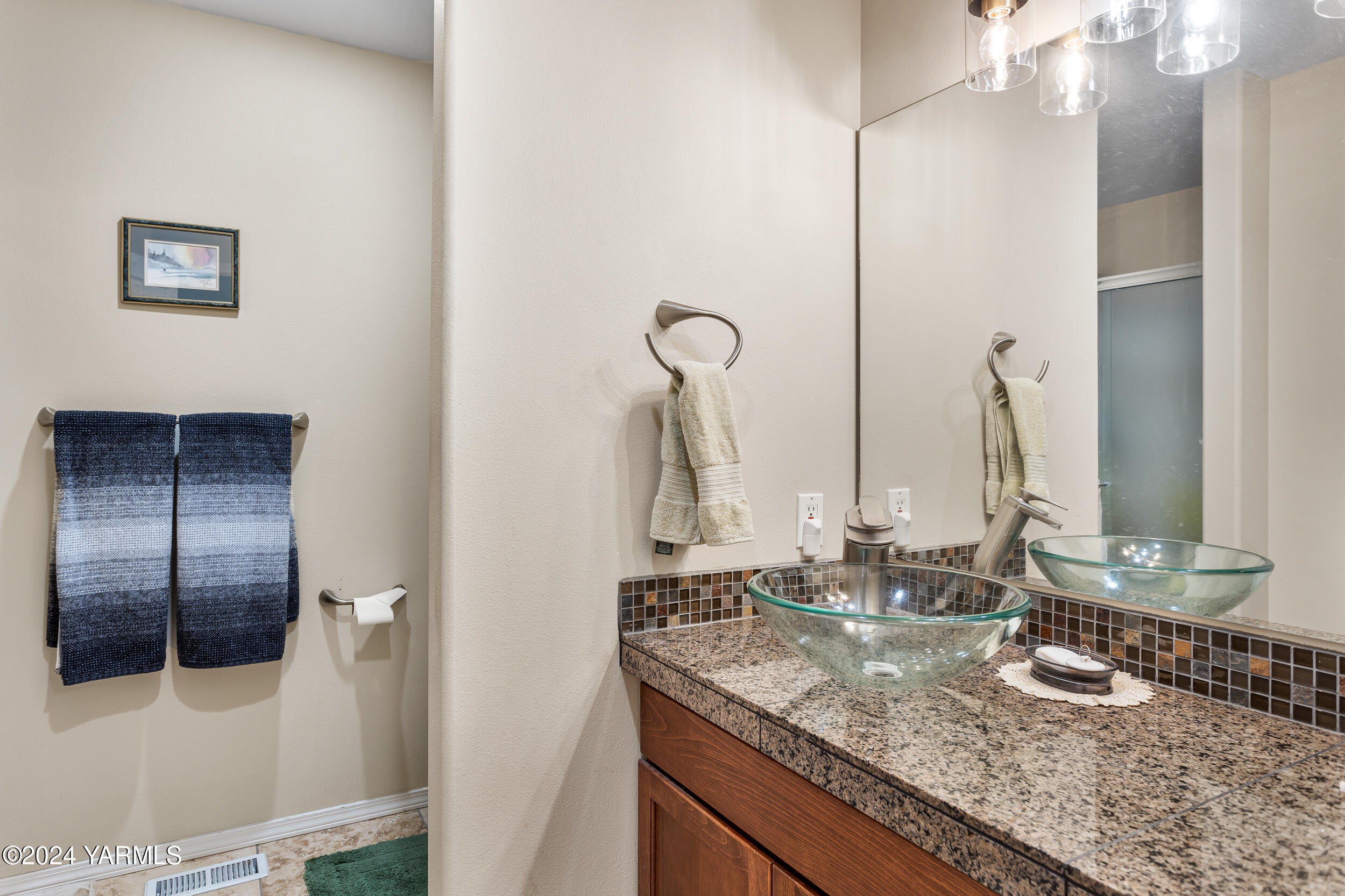 Yakima, Washington 98908, United States, 2 Bedrooms Bedrooms, ,2 BathroomsBathrooms,Residential,Pending,27407