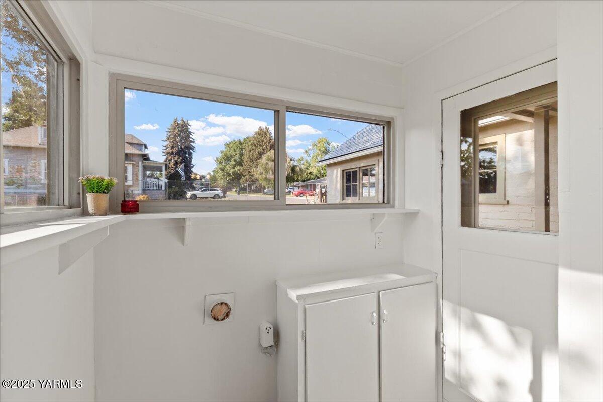 Yakima, Washington 98902, United States, 3 Bedrooms Bedrooms, ,2 BathroomsBathrooms,Residential,Active,21646