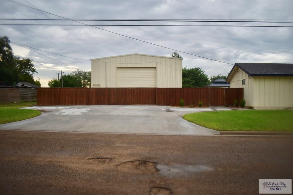 8325 Huisache St, LYFORD, Texas image 2