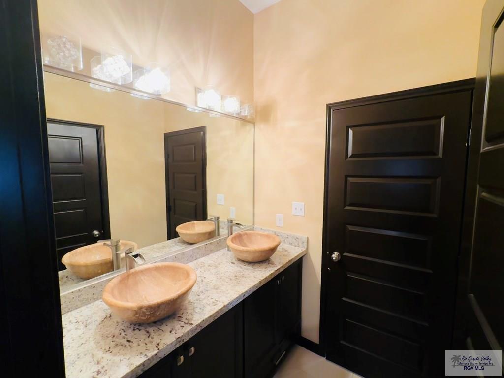 2540 Los Portales Dr, BROWNSVILLE, Texas image 25
