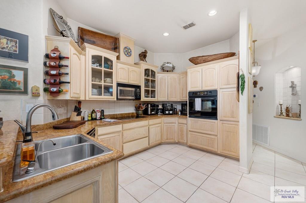 5512 Autumn Mist Ln, BROWNSVILLE, Texas image 6