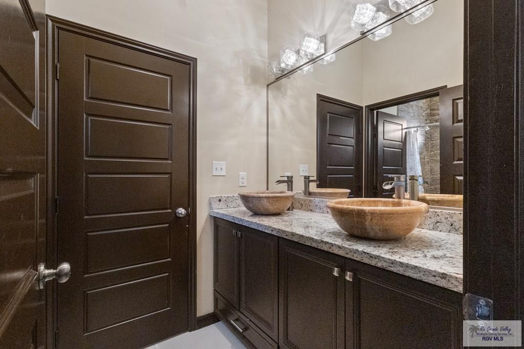 2540 Los Portales Dr, BROWNSVILLE, Texas image 19