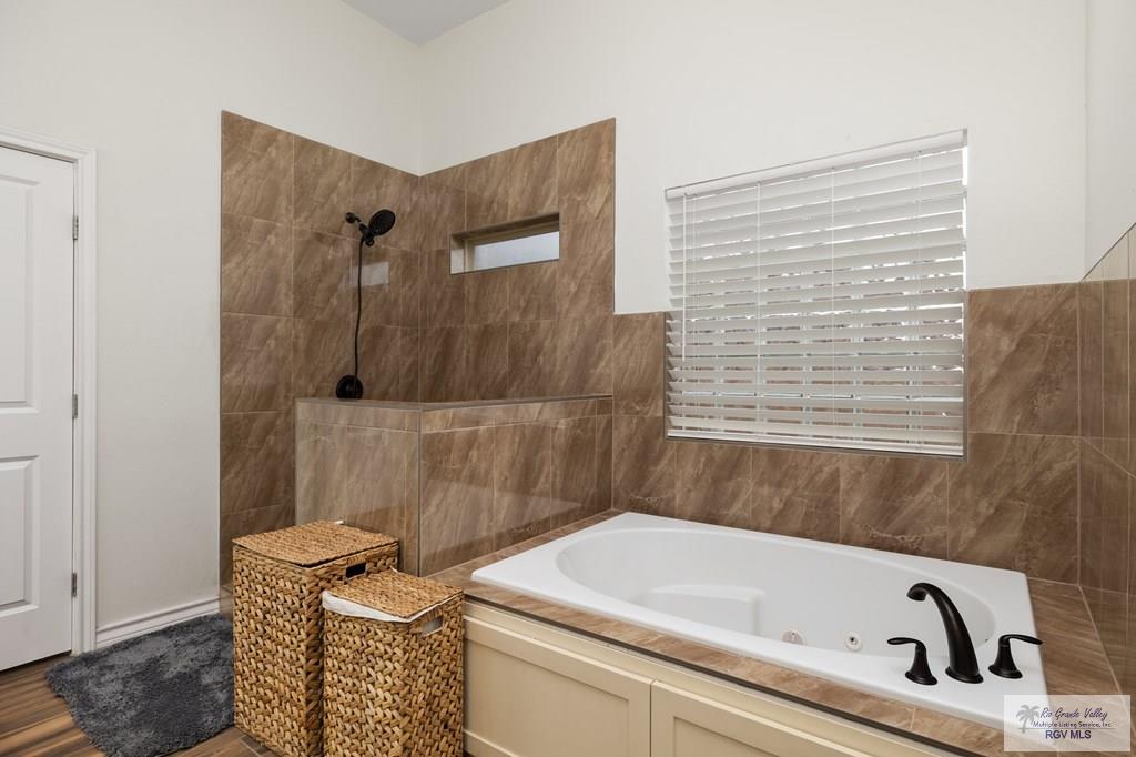 9748 Lake Arthur Ct, LOS FRESNOS, Texas image 10