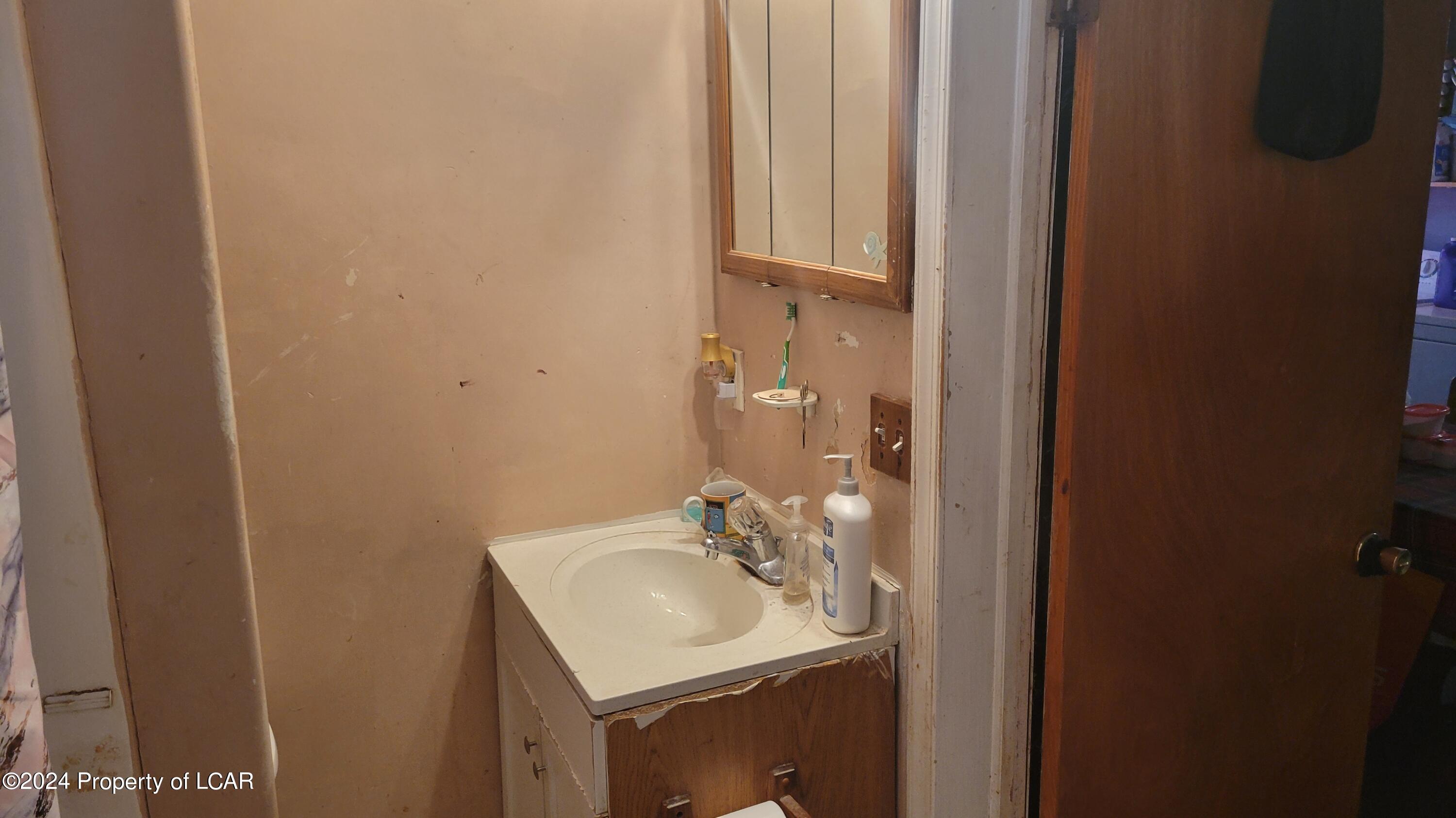 Edwardsville, Pennsylvania 18704, United States, 6 Bedrooms Bedrooms, ,2 BathroomsBathrooms,Residential,Active,54336