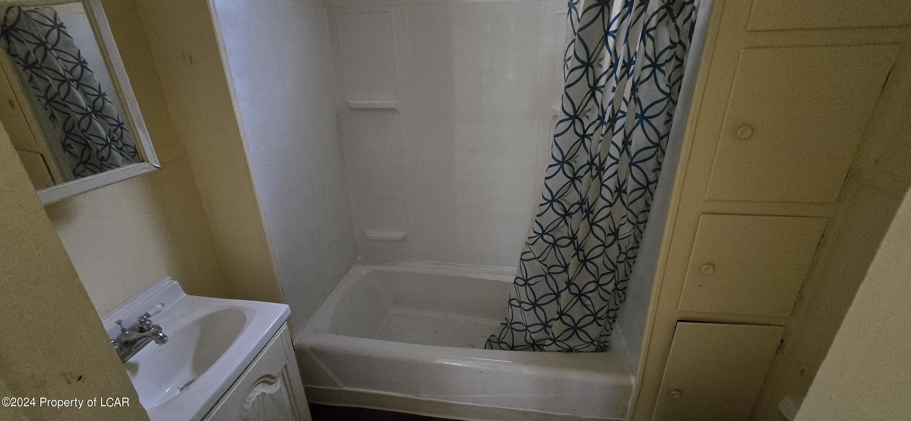 Edwardsville, Pennsylvania 18704, United States, 6 Bedrooms Bedrooms, ,2 BathroomsBathrooms,Residential,Active,54336