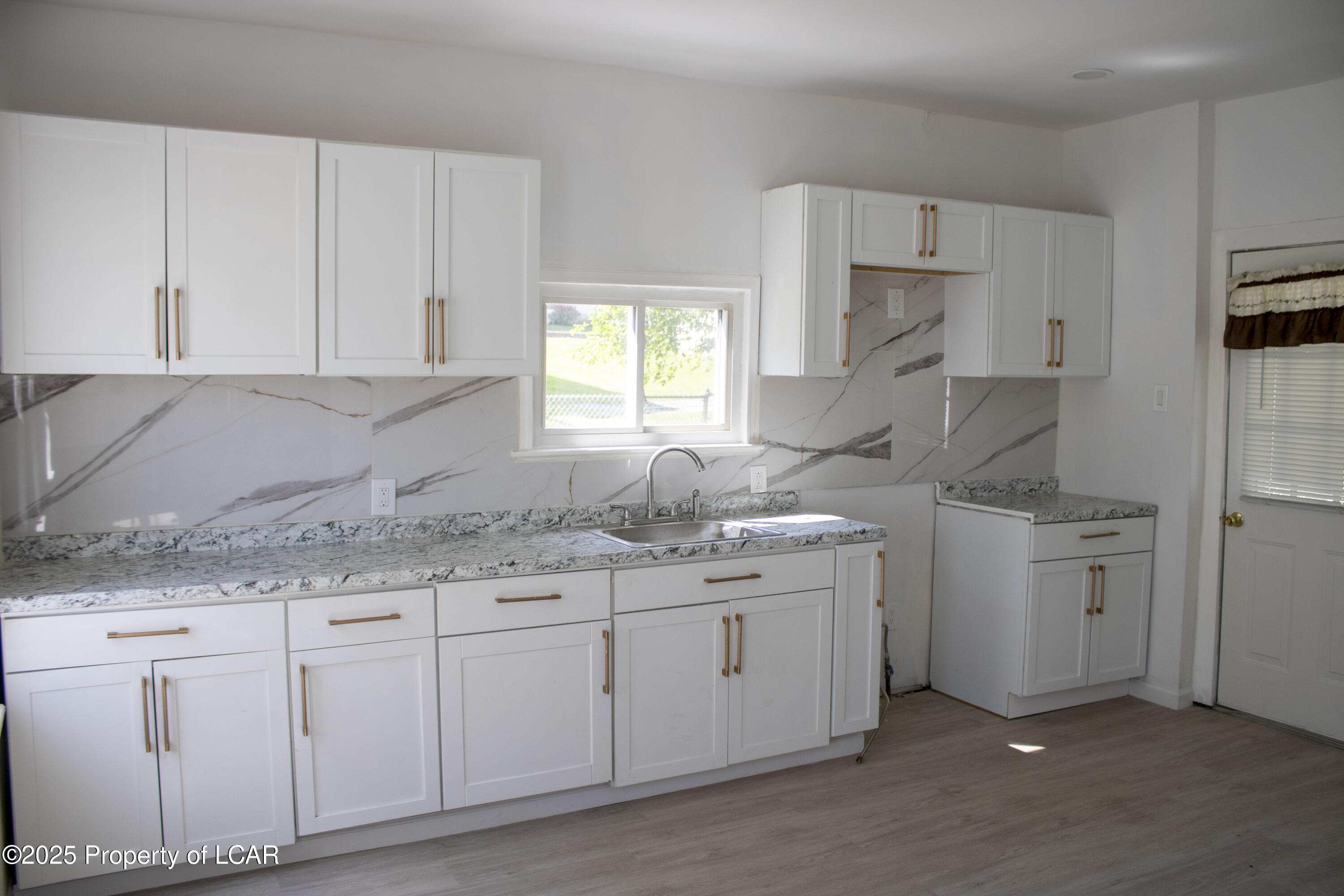 438 W Decker Court, Scranton, Texas image 6