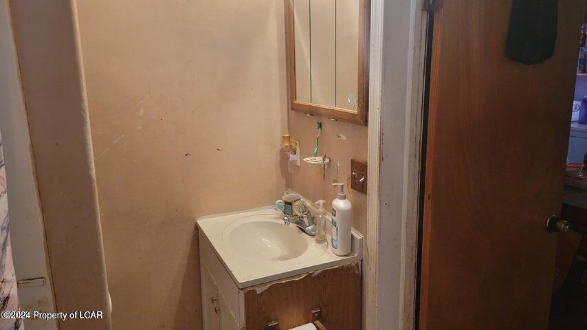 Edwardsville, Pennsylvania 18704, United States, 6 Bedrooms Bedrooms, ,2 BathroomsBathrooms,Residential,Pending,31470