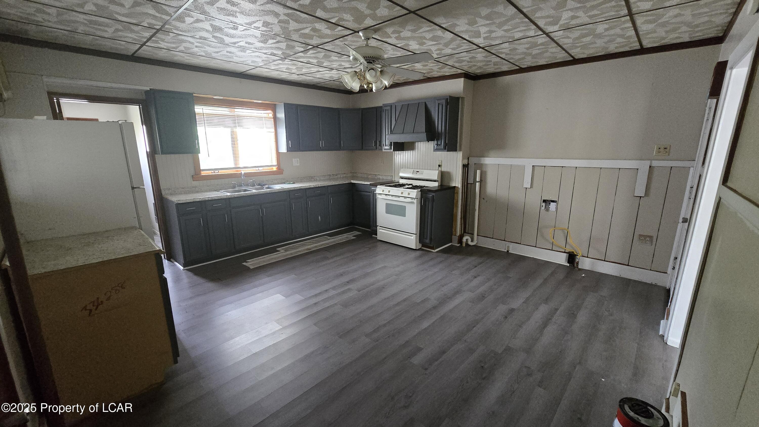 Wilkes-Barre, Pennsylvania 18702, United States, 3 Bedrooms Bedrooms, ,2 BathroomsBathrooms,Residential,Pending,210098