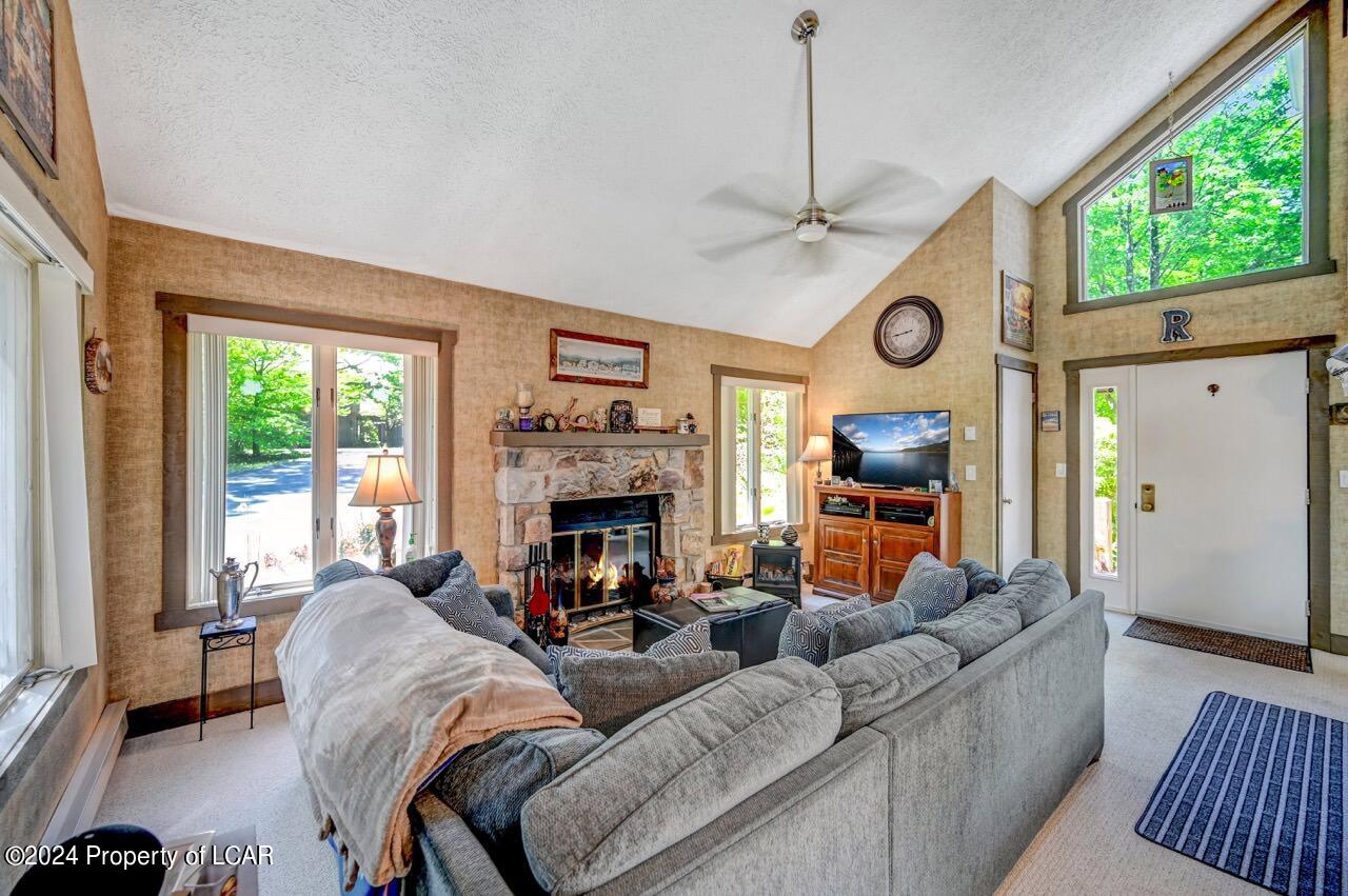 16 N Freestyle Ave, Lake Harmony, Pennsylvania image 4