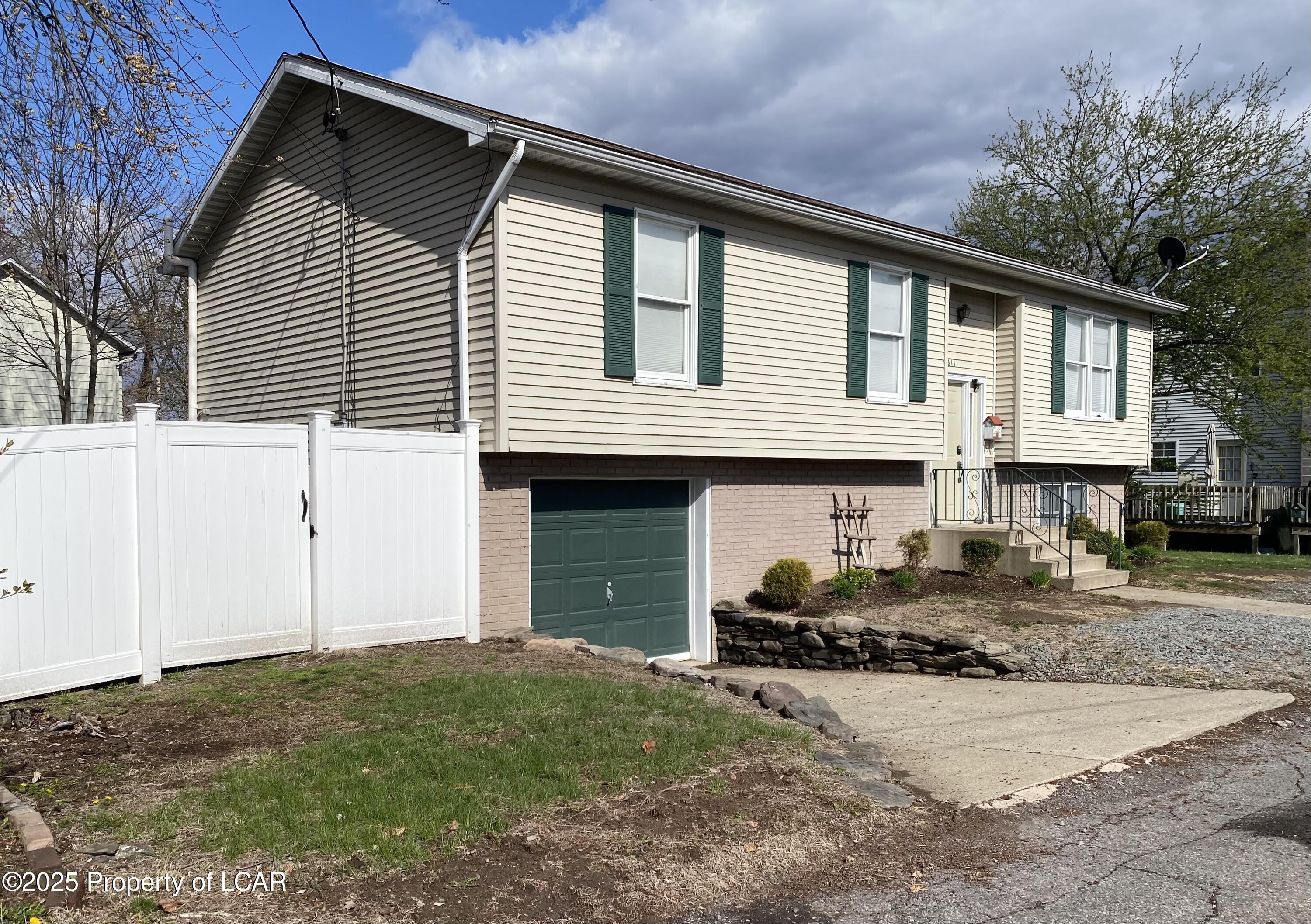 611 E Dennison Street, West Pittston, Texas image 2