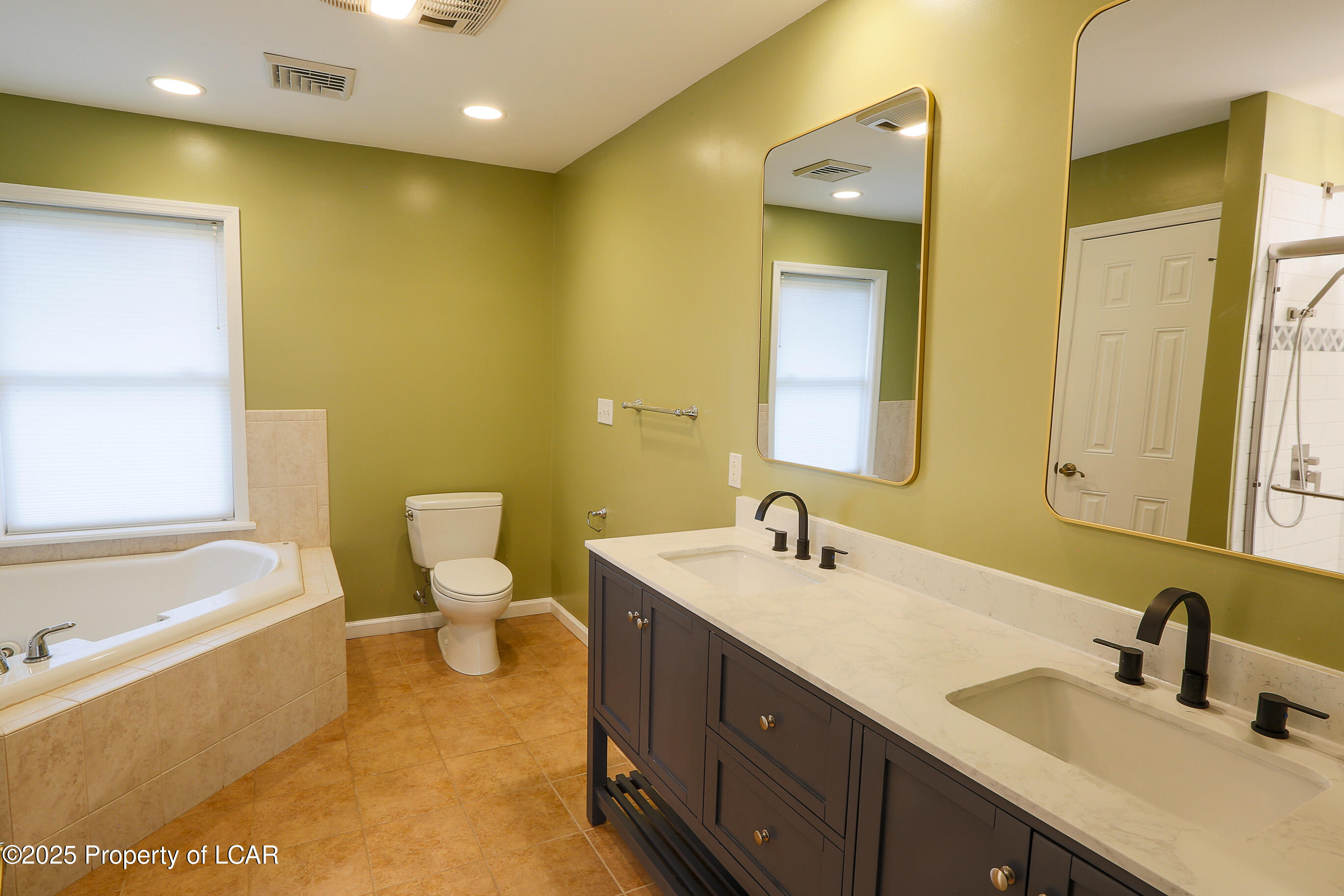Bear Creek, Pennsylvania 18702, United States, 5 Bedrooms Bedrooms, ,4 BathroomsBathrooms,Residential,Active,119741