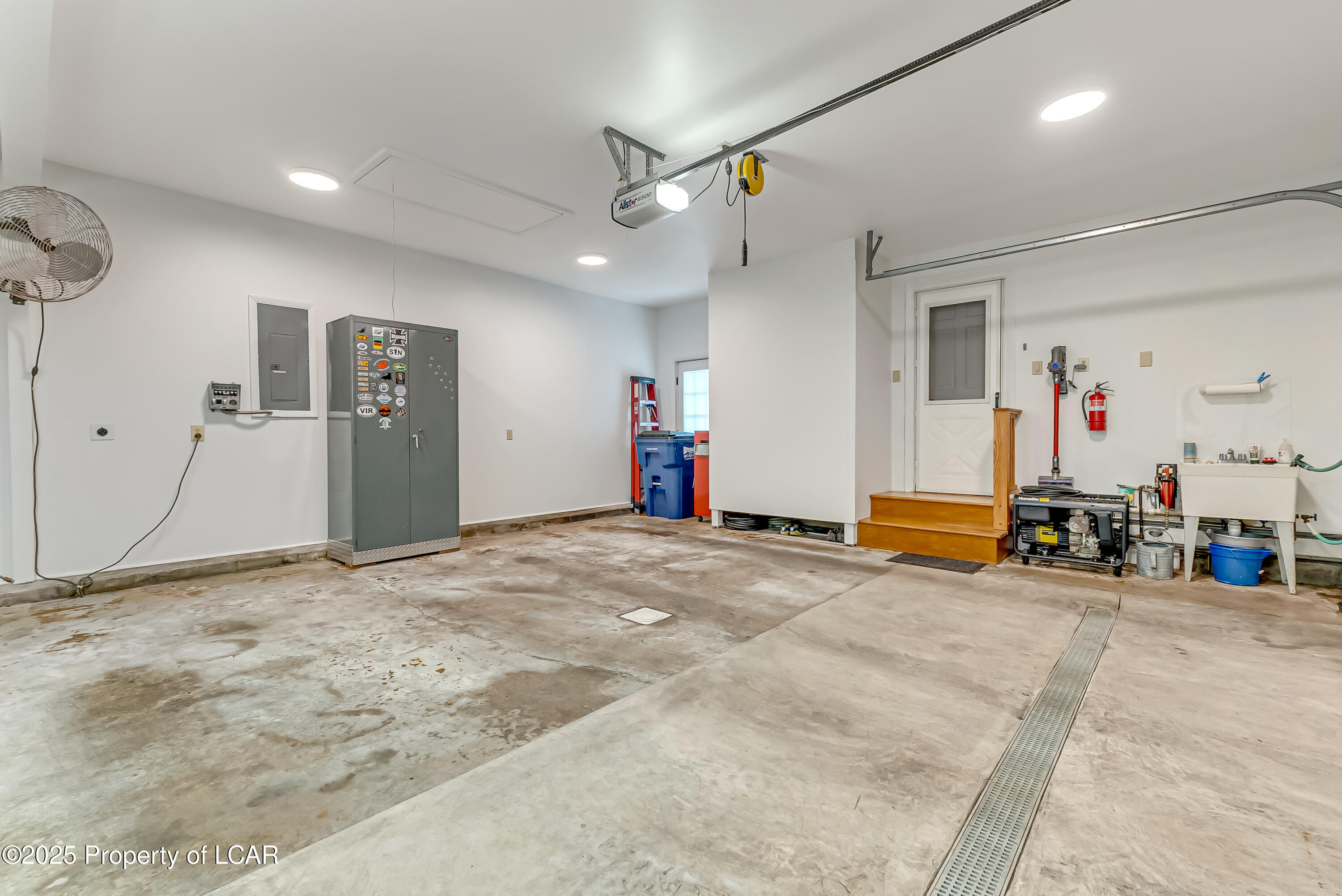 Dallas, Pennsylvania 18612, United States, 4 Bedrooms Bedrooms, ,2 BathroomsBathrooms,Residential,Pending,181194