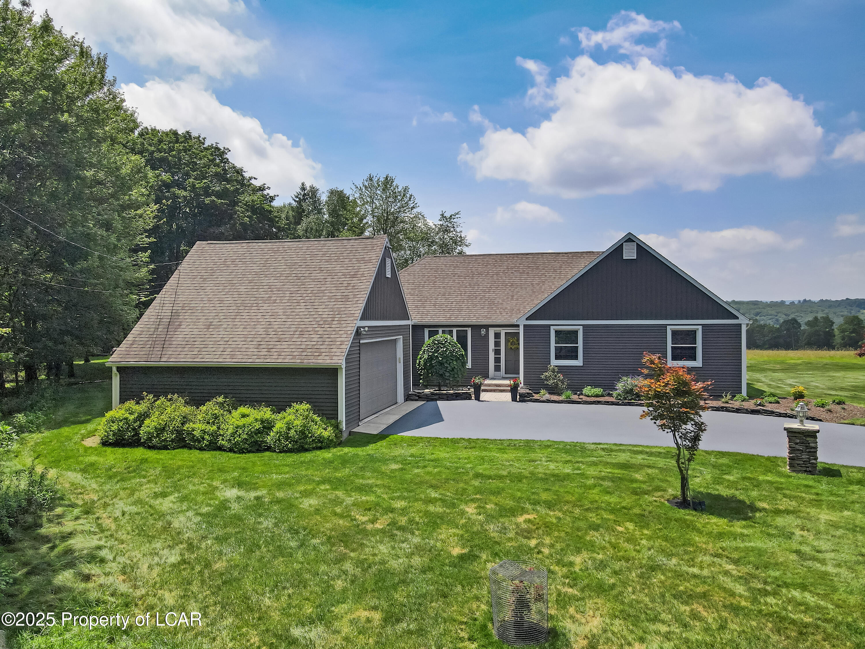 Dallas, Pennsylvania 18612, United States, 4 Bedrooms Bedrooms, ,2 BathroomsBathrooms,Residential,Pending,181194