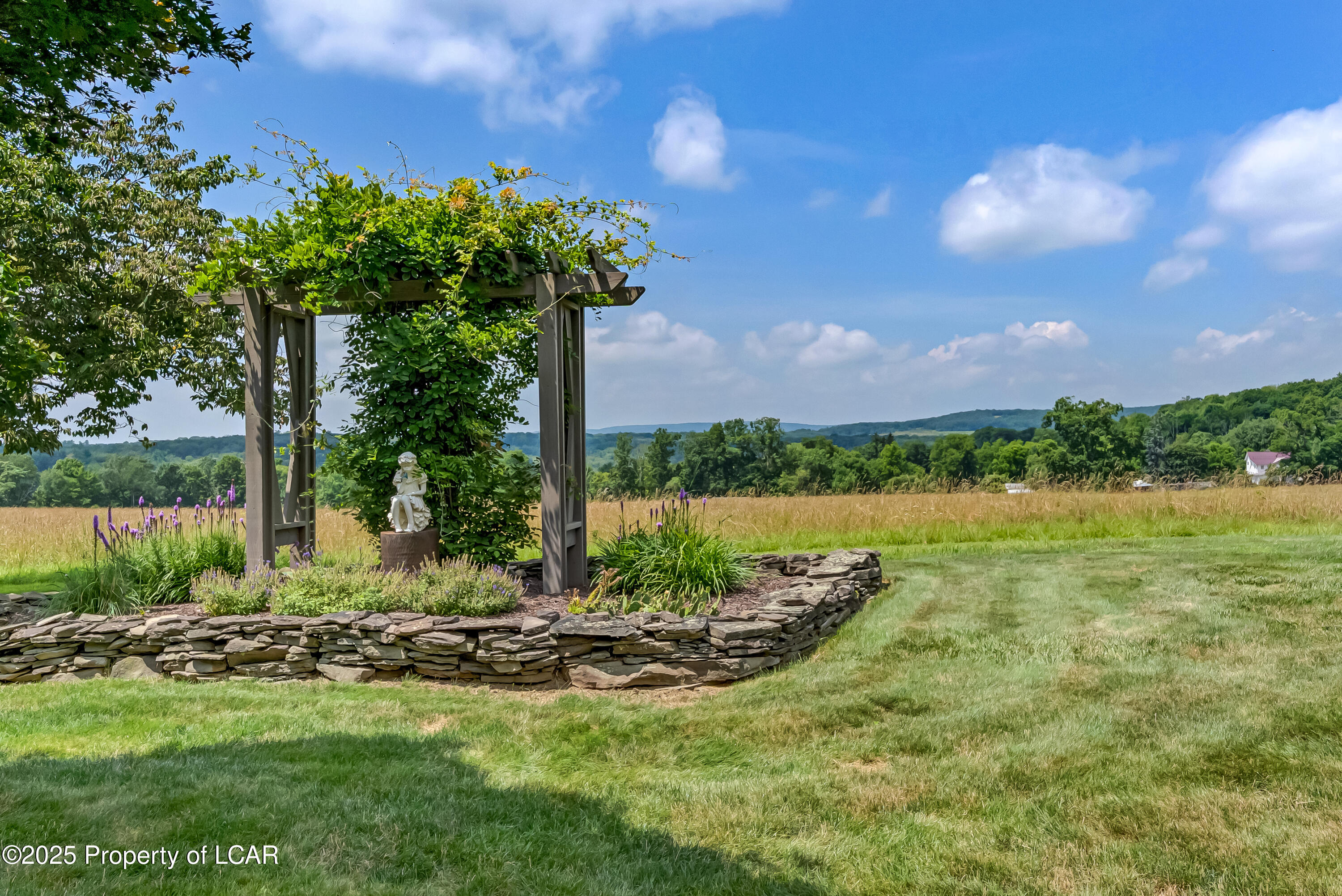 Dallas, Pennsylvania 18612, United States, 4 Bedrooms Bedrooms, ,2 BathroomsBathrooms,Residential,Pending,181194