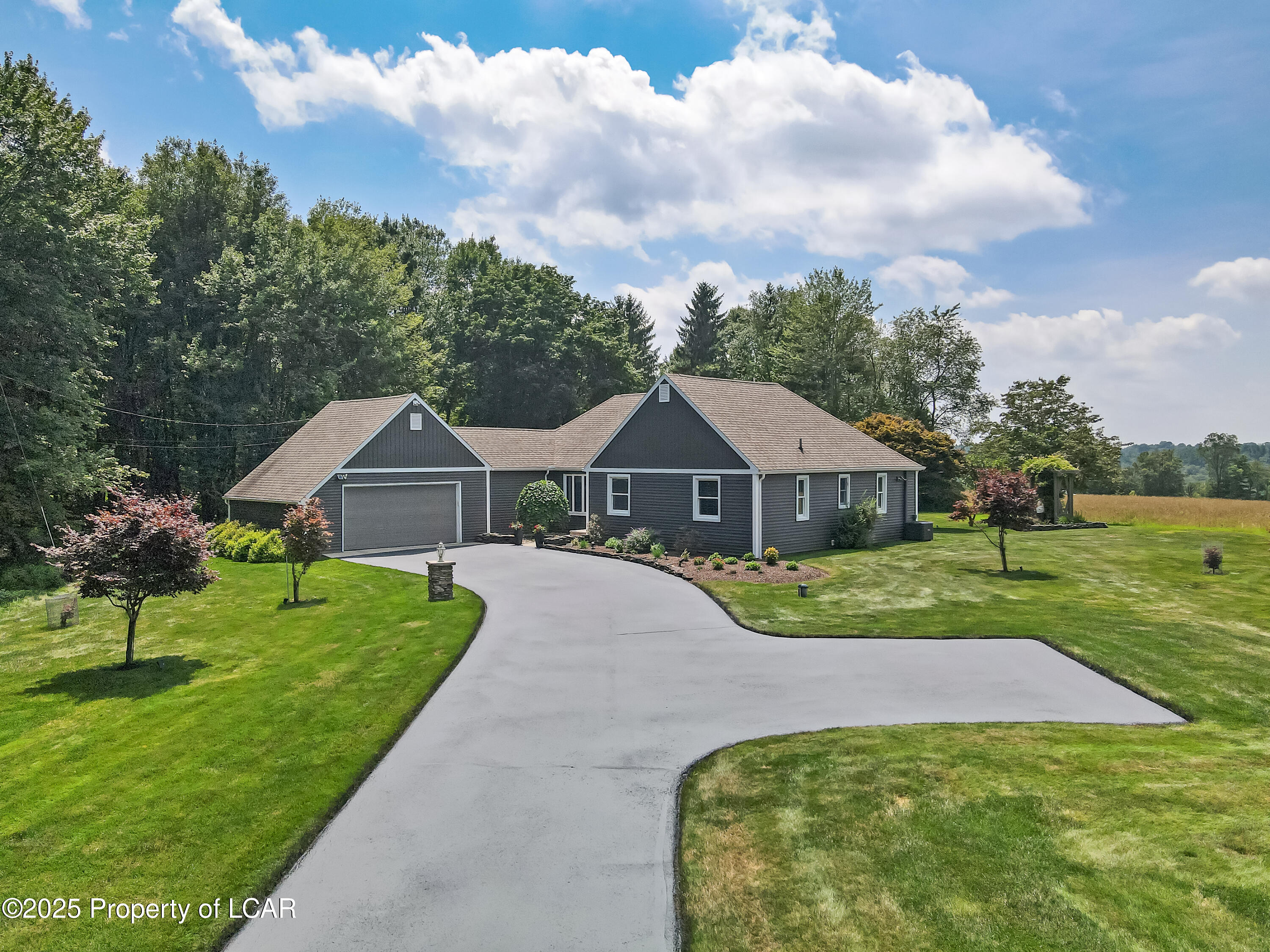 Dallas, Pennsylvania 18612, United States, 4 Bedrooms Bedrooms, ,2 BathroomsBathrooms,Residential,Pending,181194