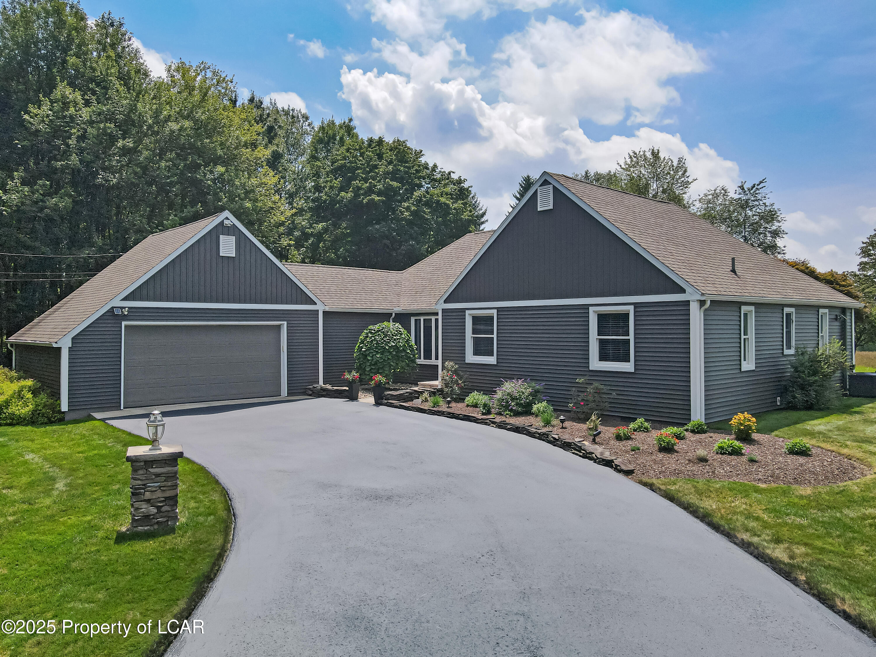 Dallas, Pennsylvania 18612, United States, 4 Bedrooms Bedrooms, ,2 BathroomsBathrooms,Residential,Pending,181194