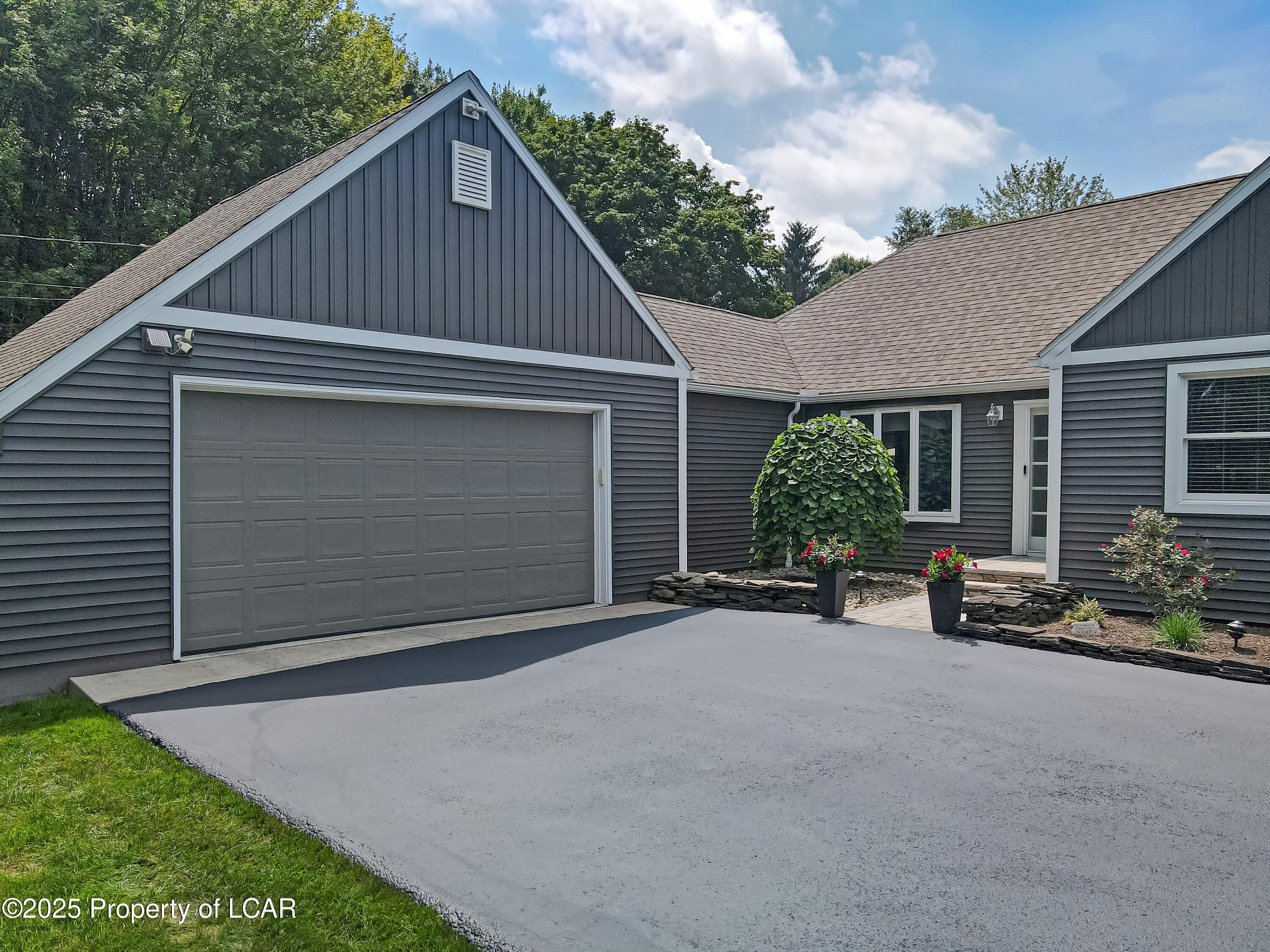 Dallas, Pennsylvania 18612, United States, 4 Bedrooms Bedrooms, ,2 BathroomsBathrooms,Residential,Pending,181194