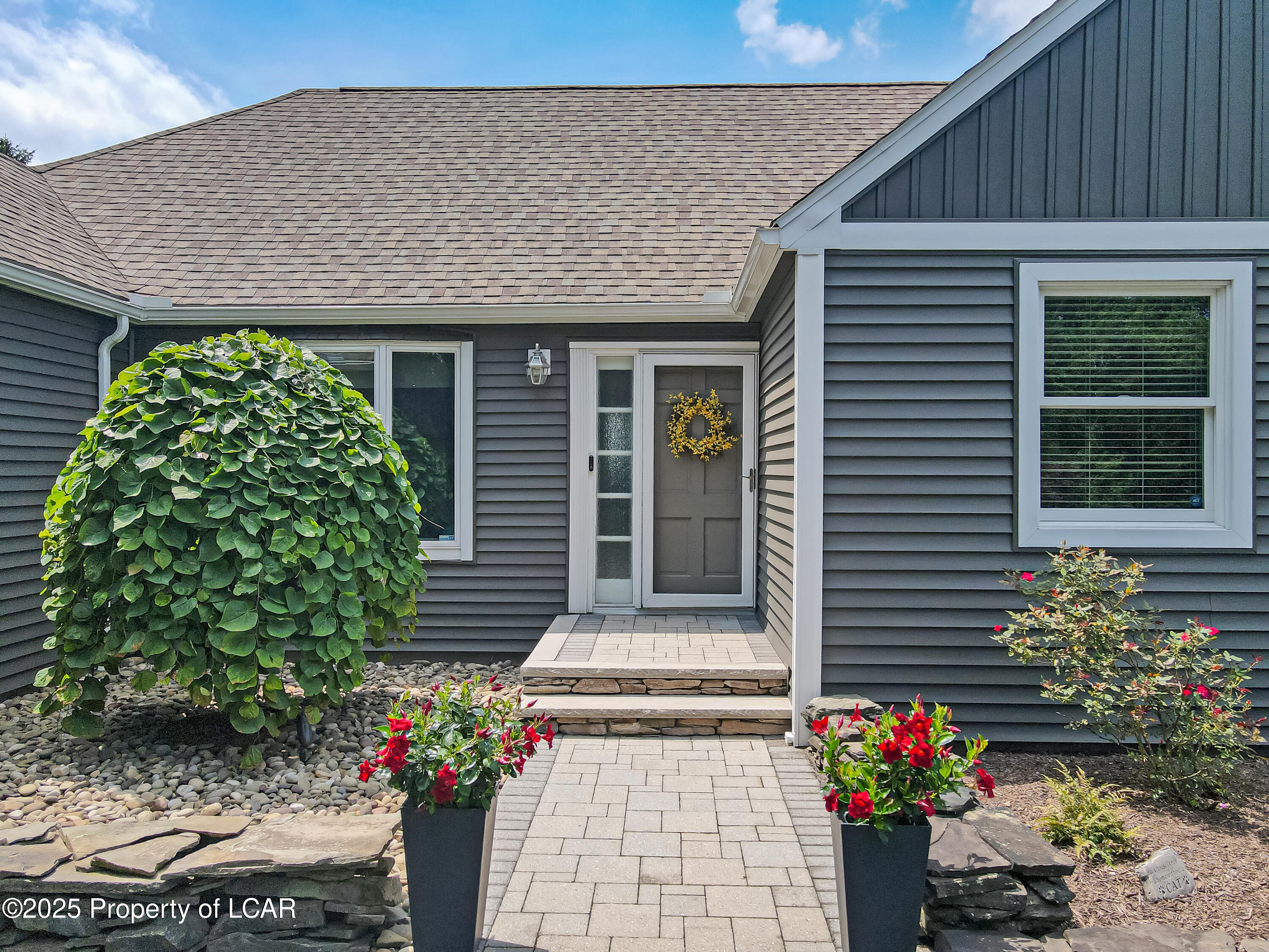 Dallas, Pennsylvania 18612, United States, 4 Bedrooms Bedrooms, ,2 BathroomsBathrooms,Residential,Pending,181194